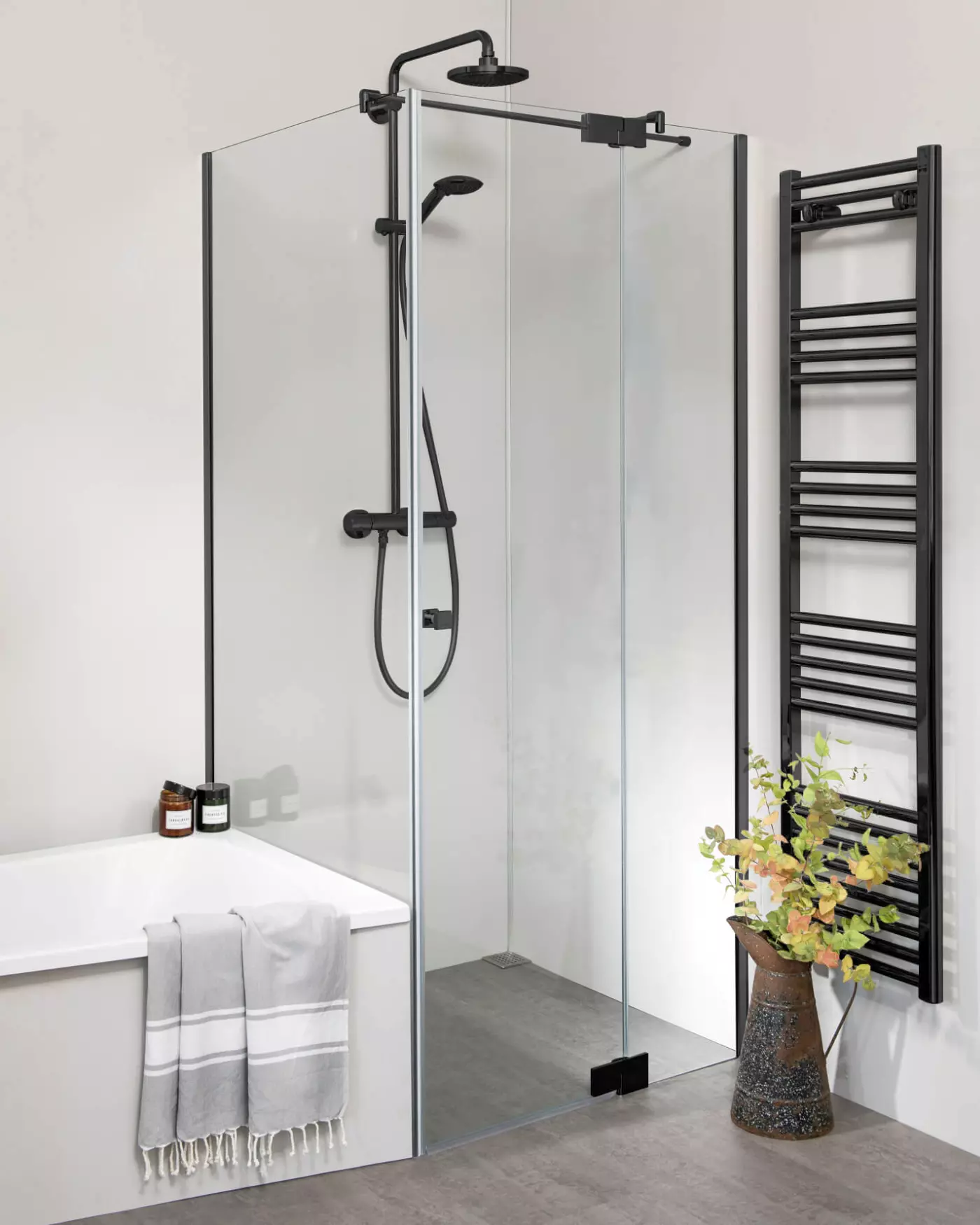 Teilgerahmte Eck Duschkabine mit verkürzter Seitenwand neben Badewanne und Pendeltür