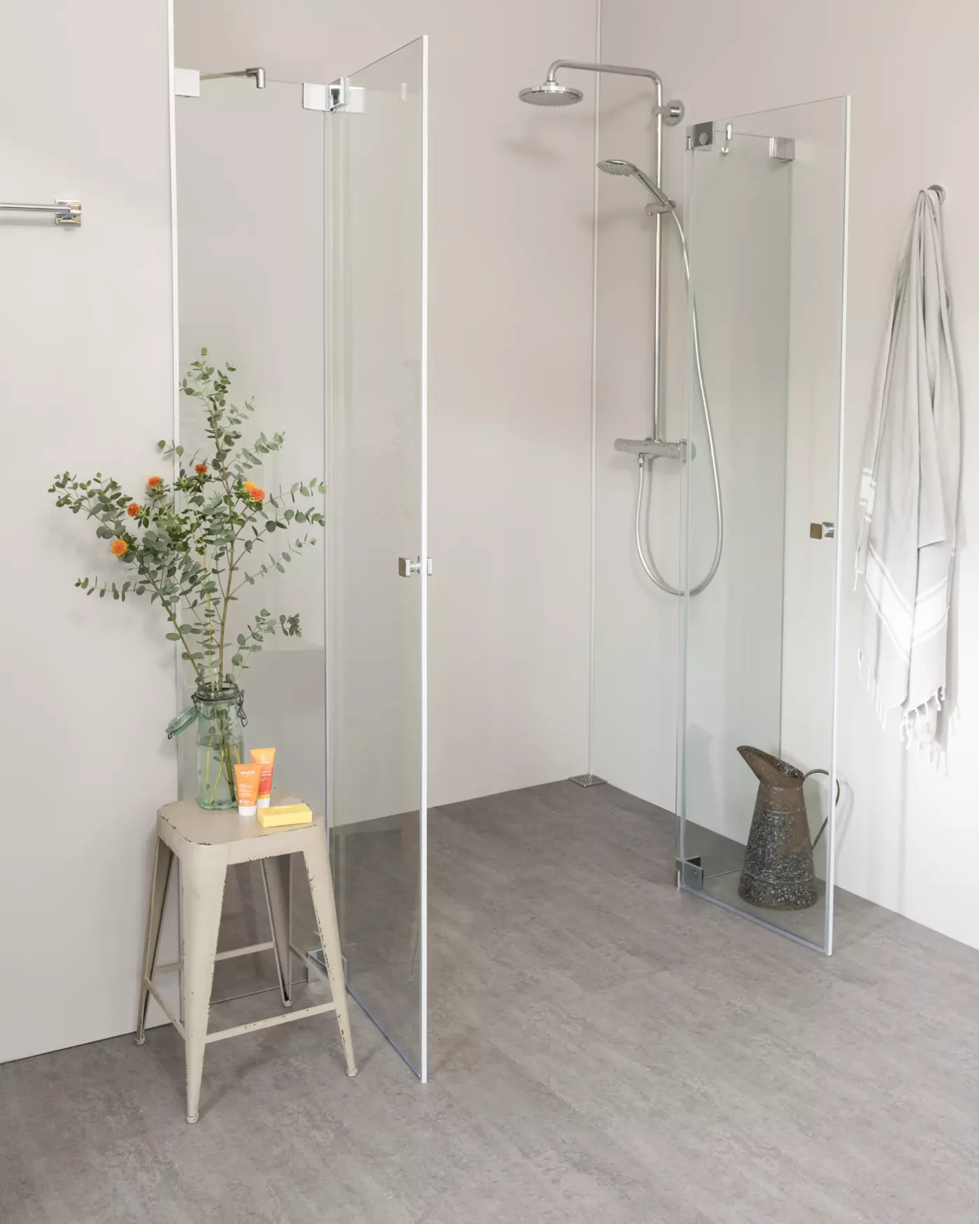 Nischendusche mit Pendeltür an Wand Sondermaße