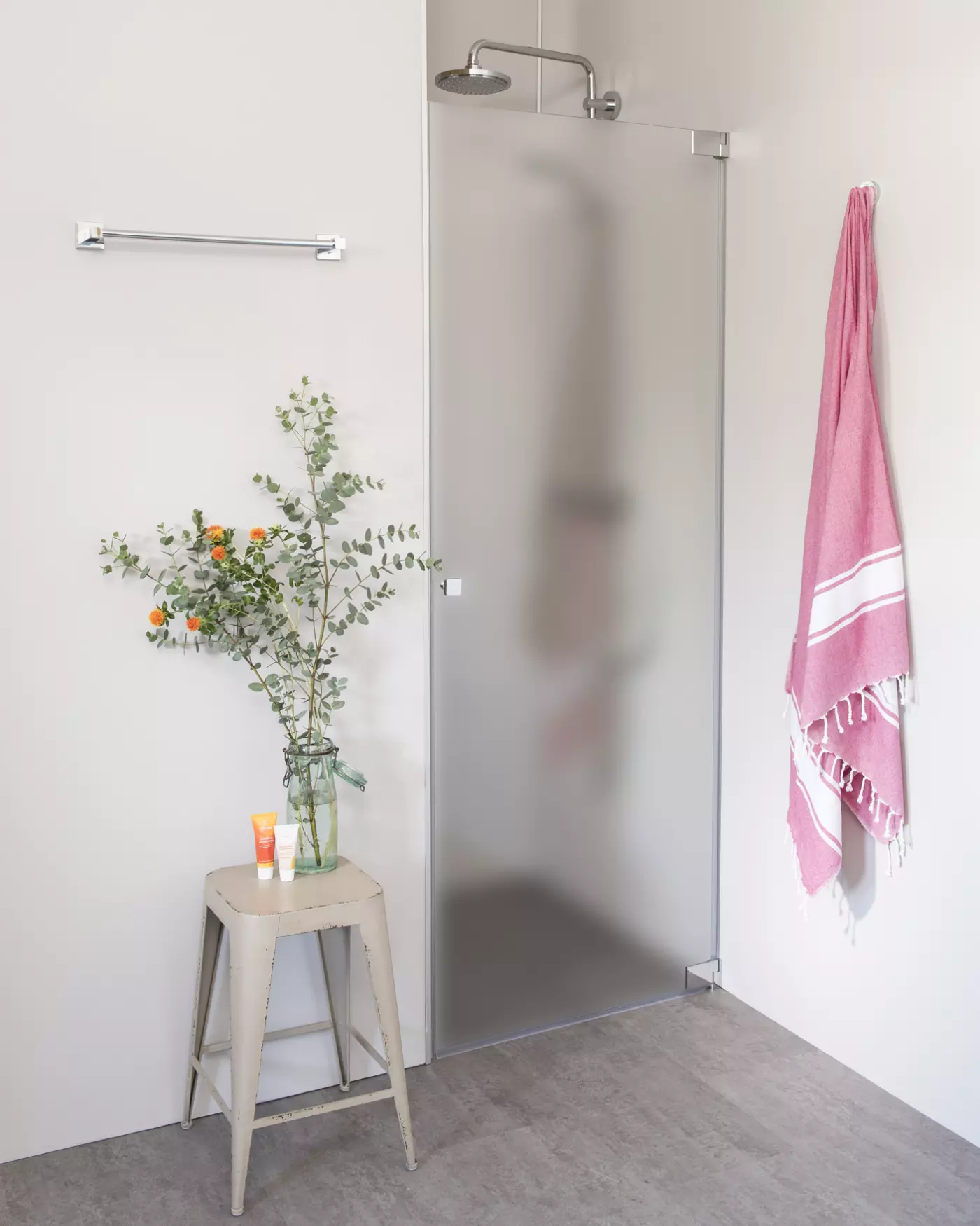 Nischendusche mit Pendeltür an Wand nach Maß
