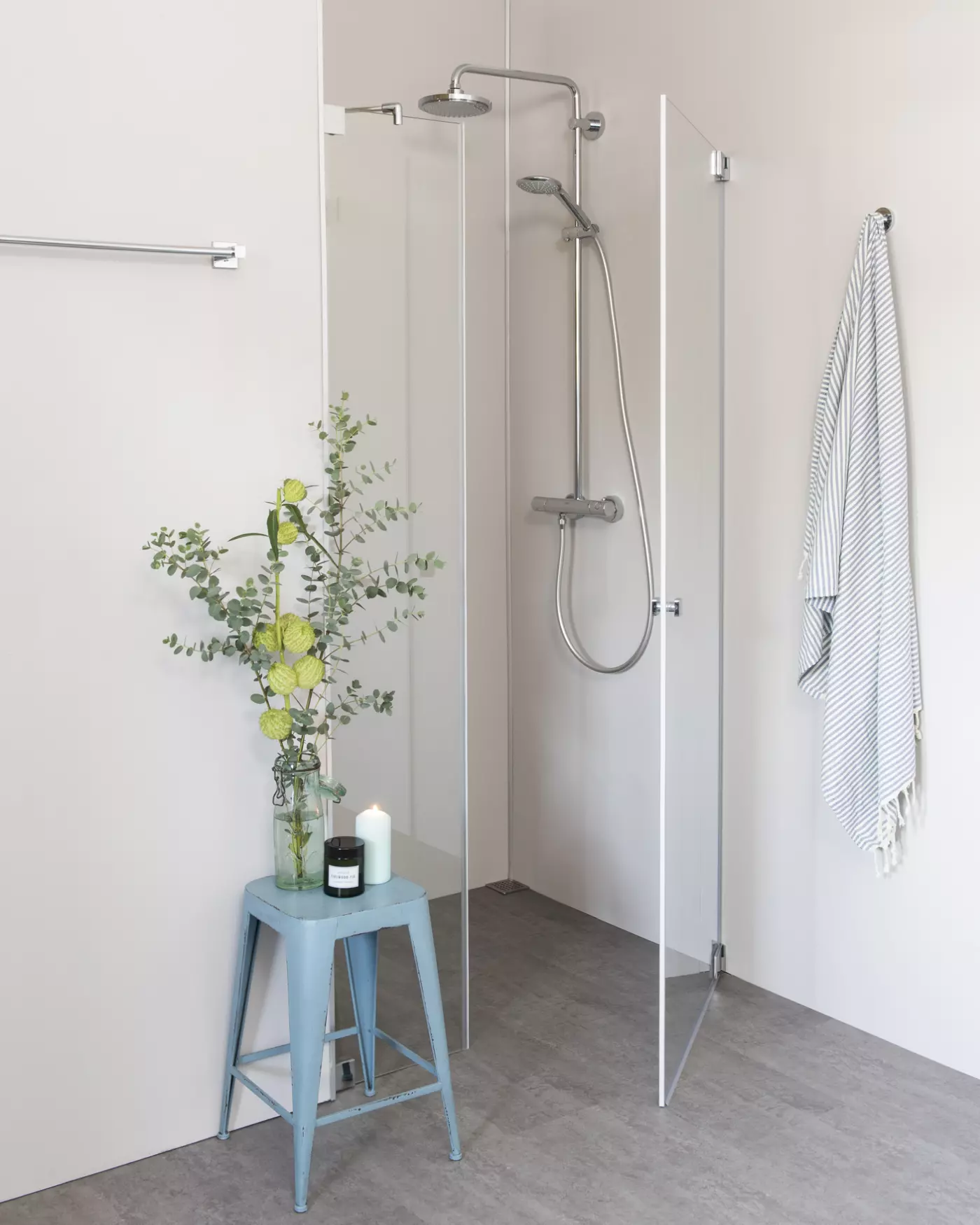 Nischendusche mit Pendeltür an Wand & Zusatz Festteil nach Maß