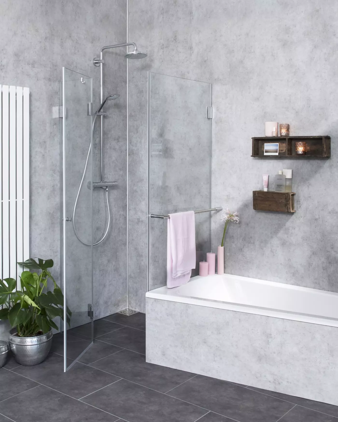 Bündige Eck-Dusche neben Badewanne mit Festwand verkürzt