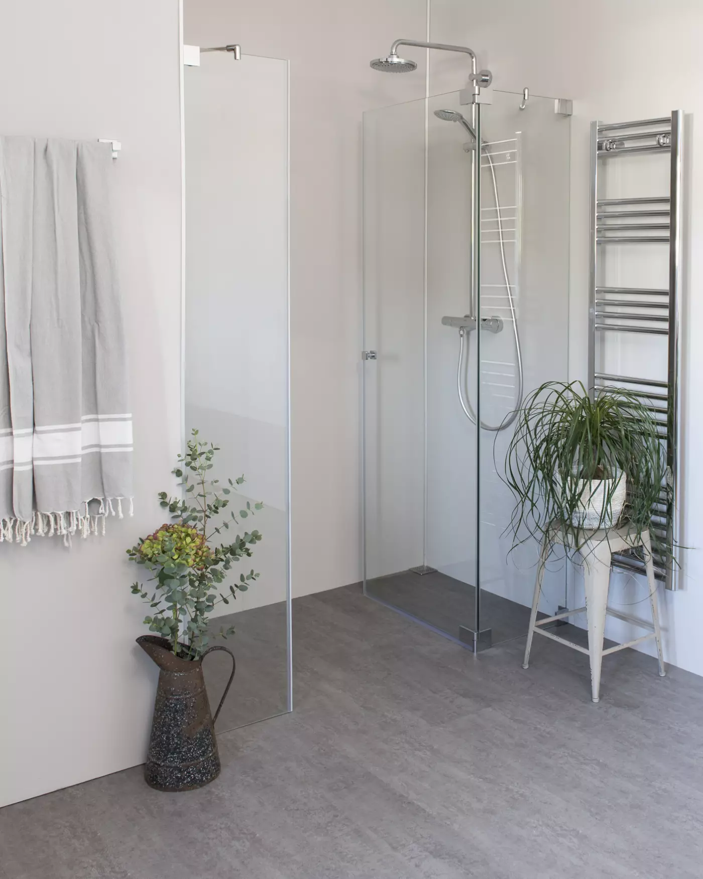 Nischendusche mit Pendeltür und zusätzlichem Festteil, groß