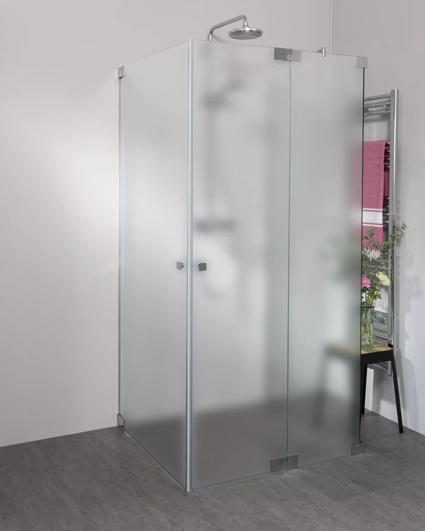 Duschkabine U Form neben Badewanne mit 2 Pendeltüren & Festwand nach Maß
