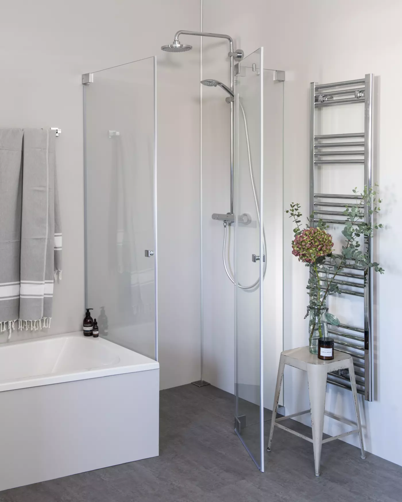 Eck Duschkabine neben Badewanne mit 2 Pendeltüren, groß