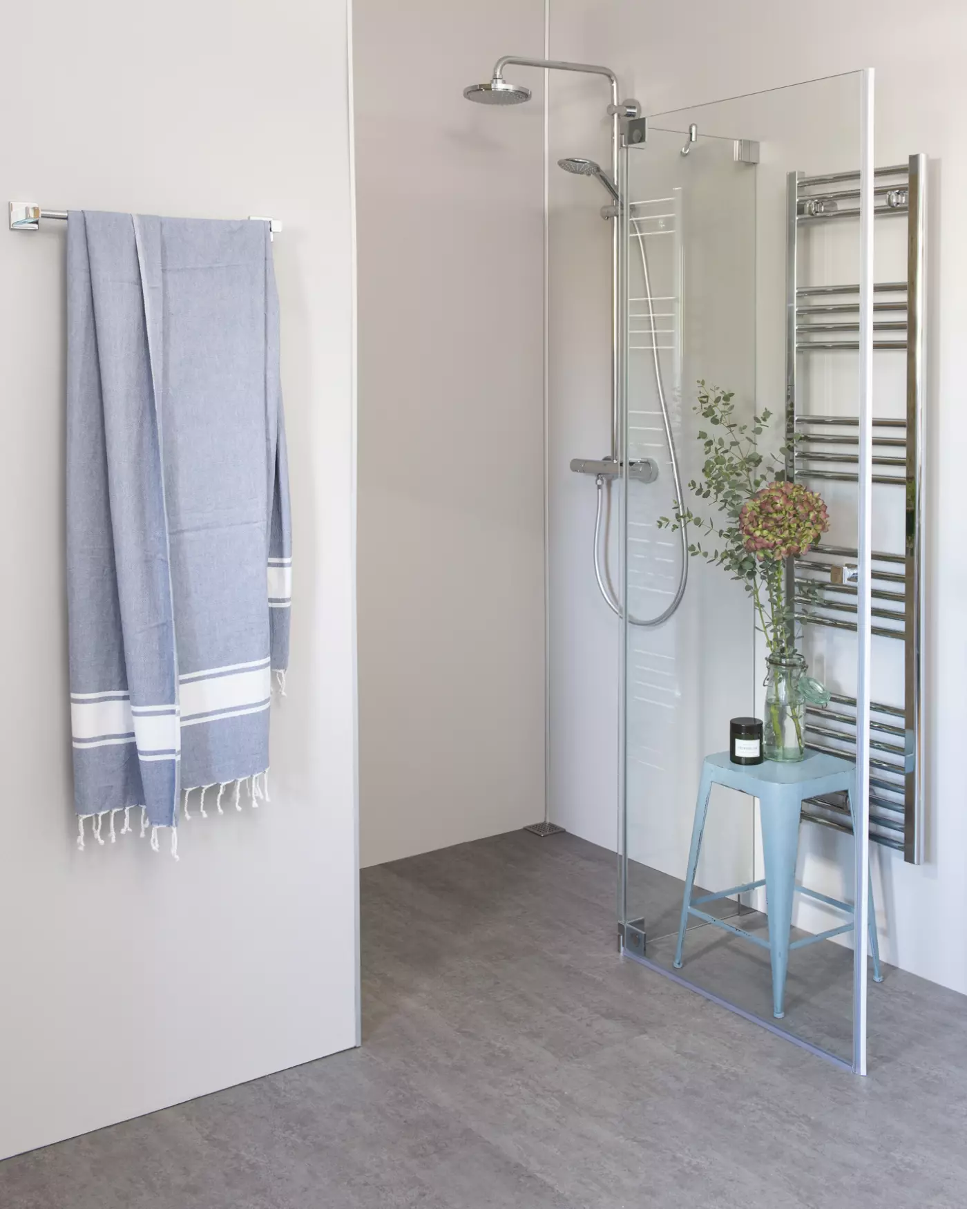 Nischendusche mit Pendeltür, groß