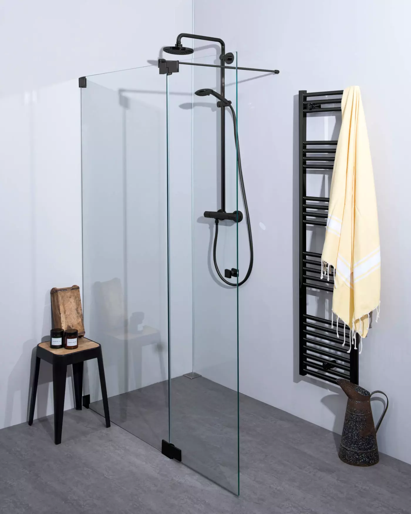 Walk-In Dusche: Festwand mit Klappteil