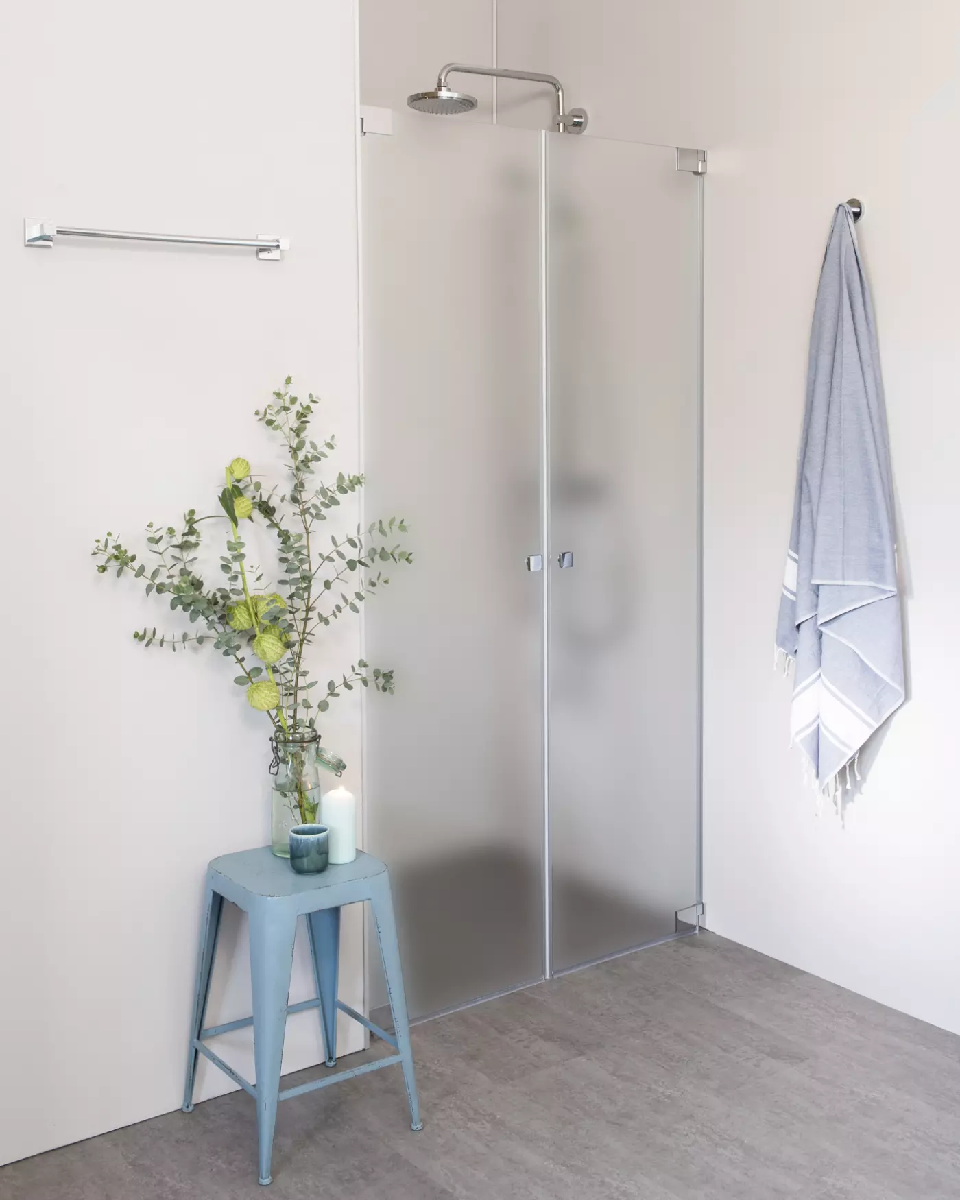 Nischendusche mit Doppelpendeltür an Wand nach Maß