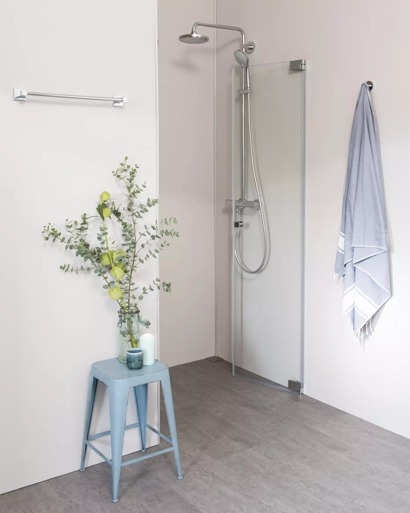 VSG Nischendusche mit Doppelpendeltür an Wand nach Maß