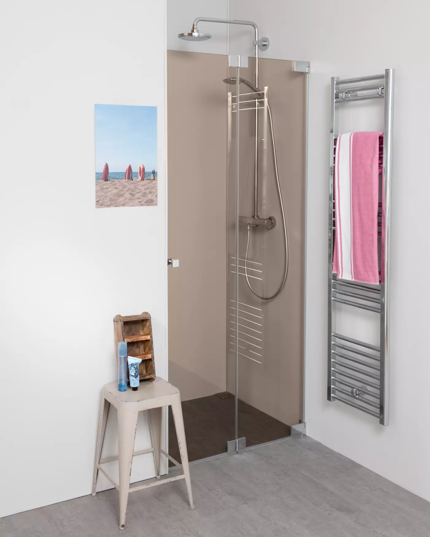 Nischendusche mit Falttür an Wand nach Maß