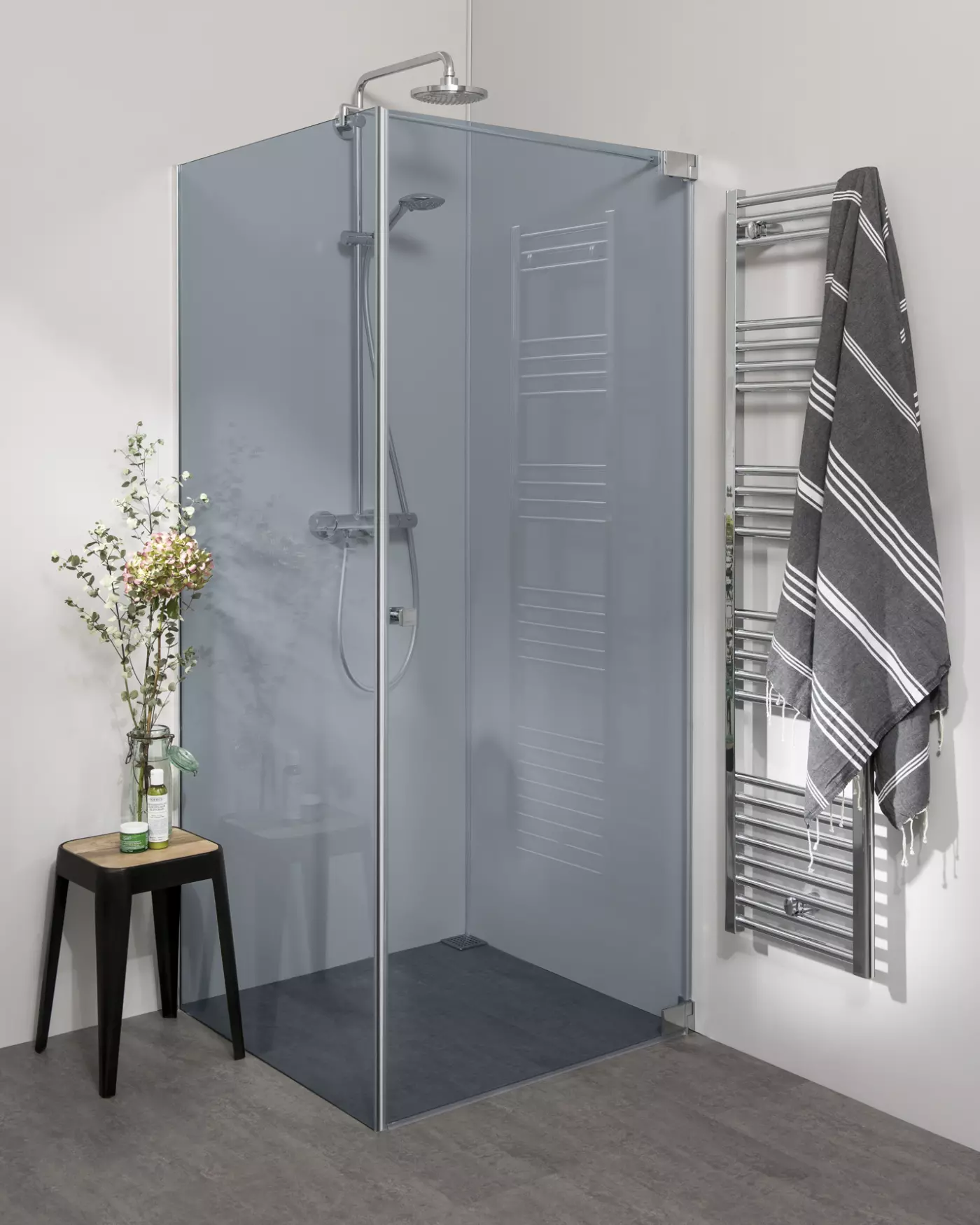 Teilgerahmte Eckdusche nach Maß mit Pendeltür an Wand und Festwand