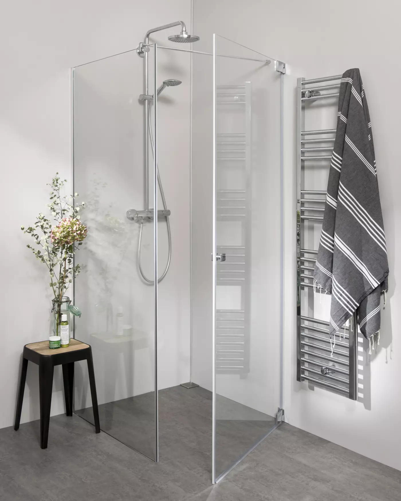 Teilgerahmte Eckdusche 75x75 mit Pendeltür und Festwand & Duschwanne