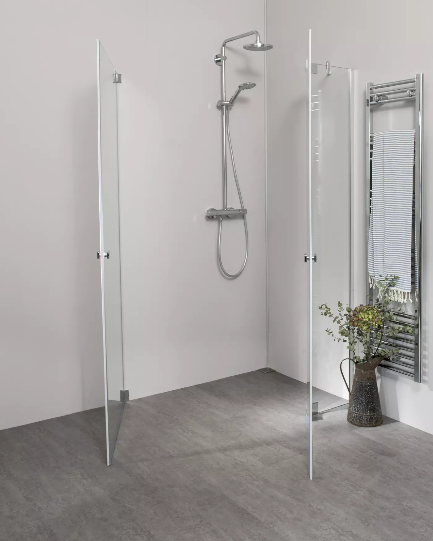 Teilgerahmte Eck Duschkabine neben Badewanne mit 2 Pendeltüren, Sondermaße groß