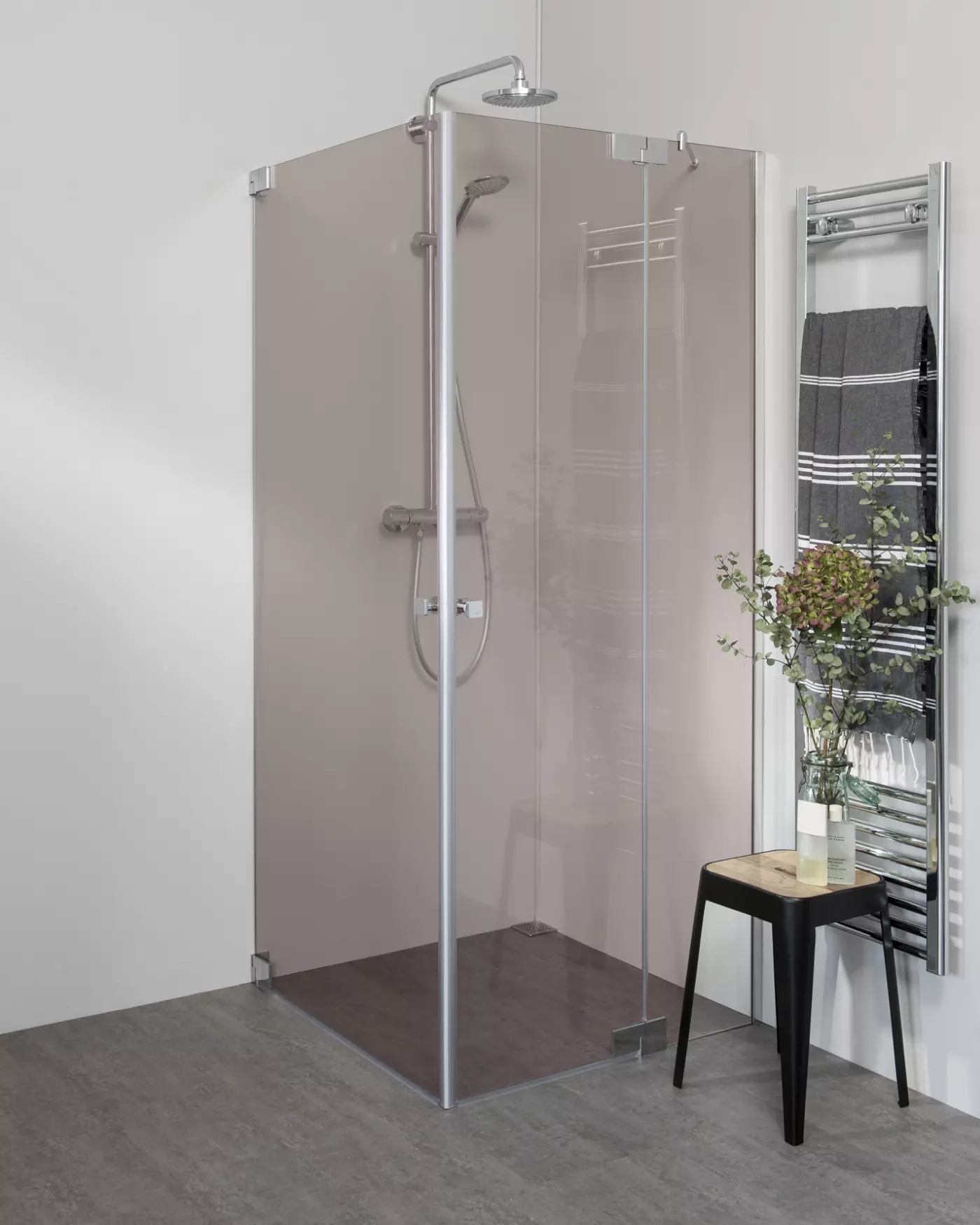 Teilgerahmte Eck Duschkabine neben Badewanne mit 2 Pendeltüren nach Maß