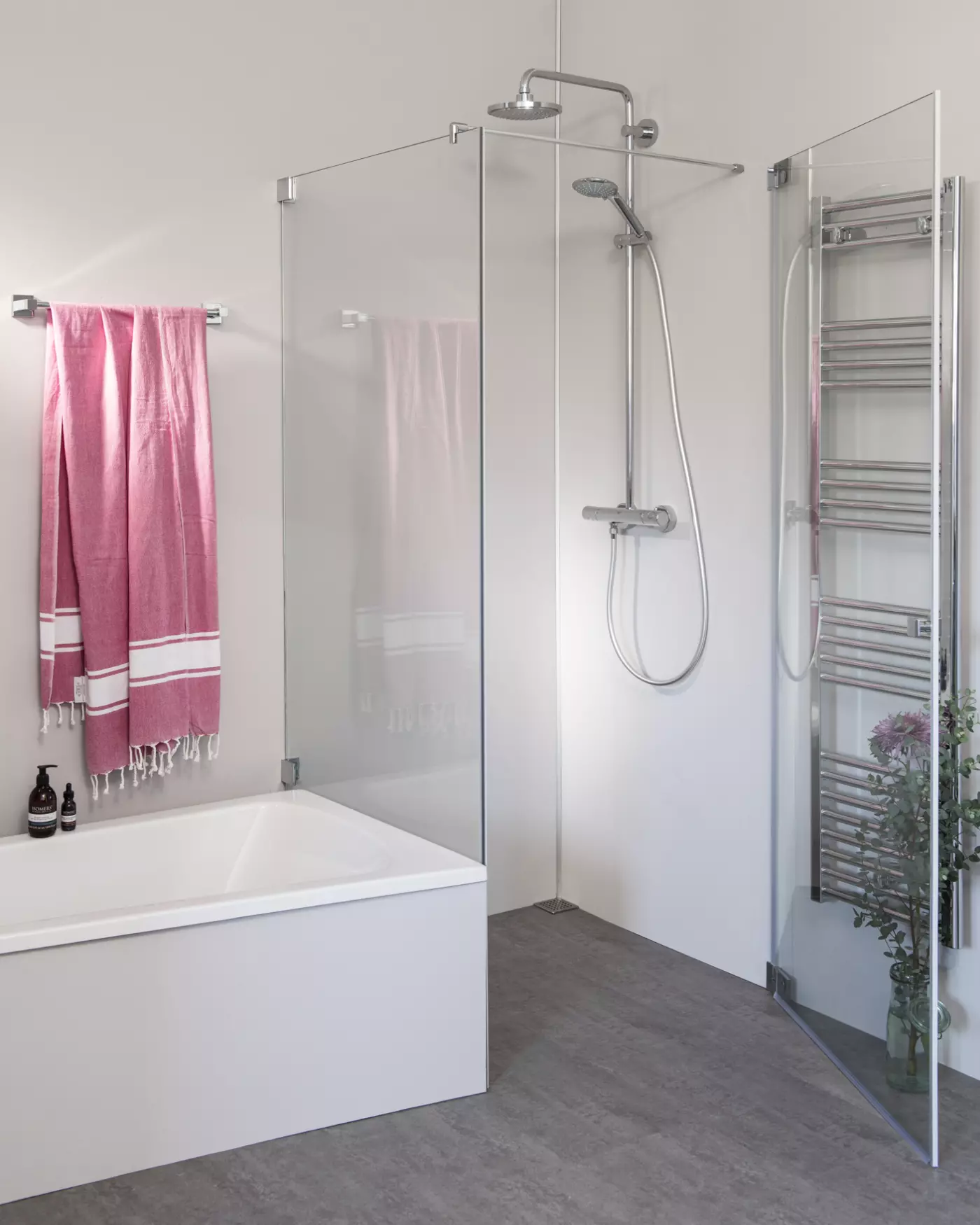 Eck Duschkabine neben Badewanne mit Festwand verkürzt & Pendeltür, Maßanfertigung