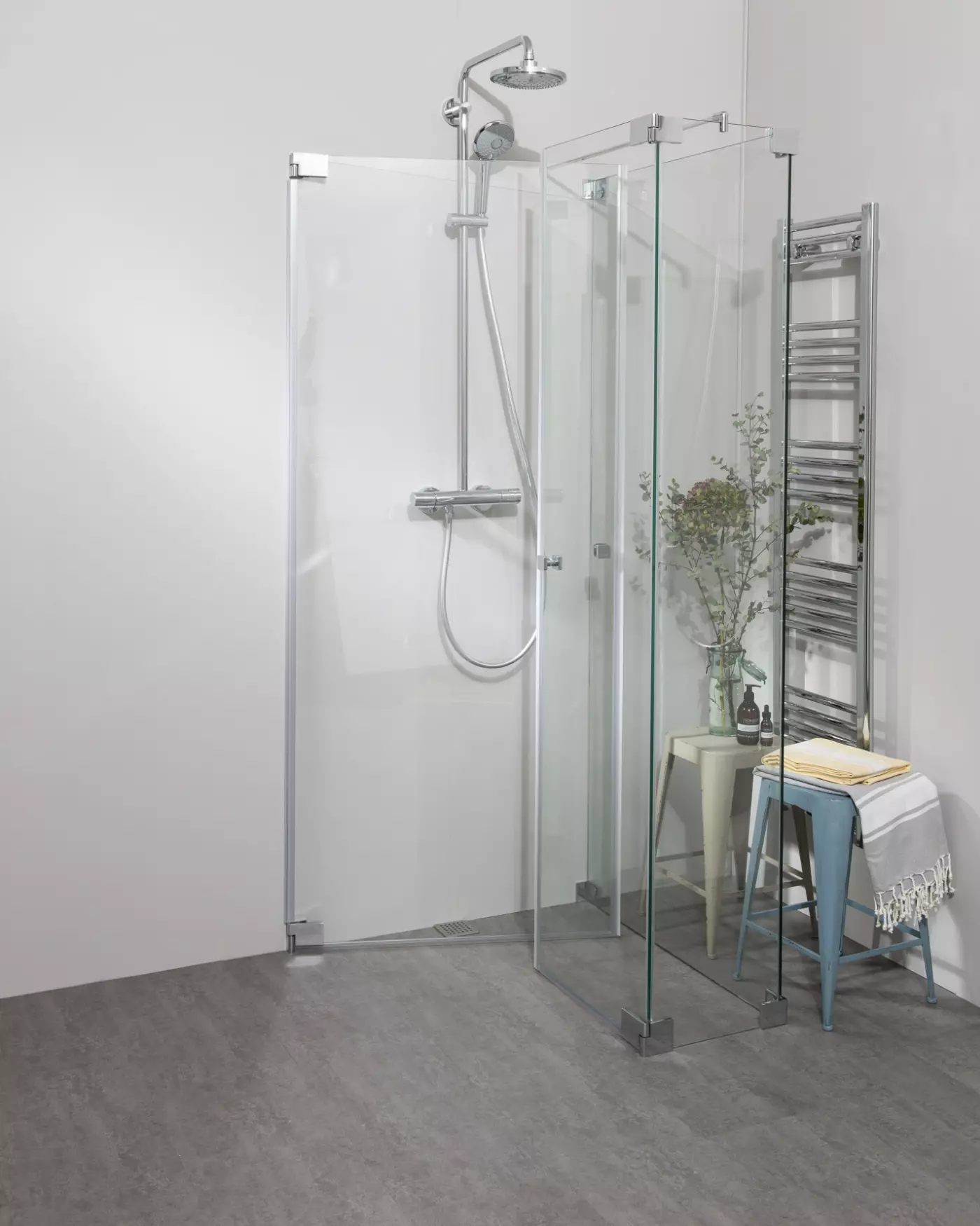 Duschkabine U Form neben Badewanne mit 2 Pendeltüren & Festwand, Sondermaße