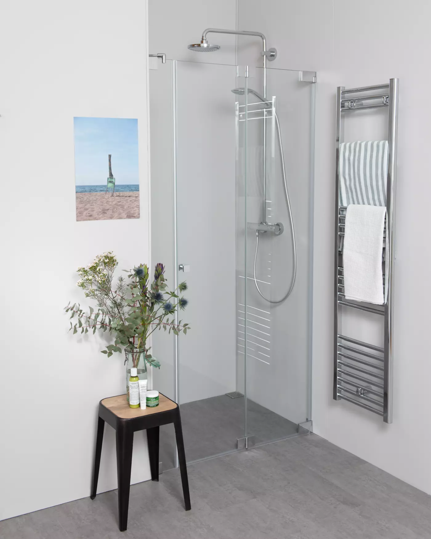 Nischendusche mit Pendeltür an Wand und zusätzlichem Festteil
