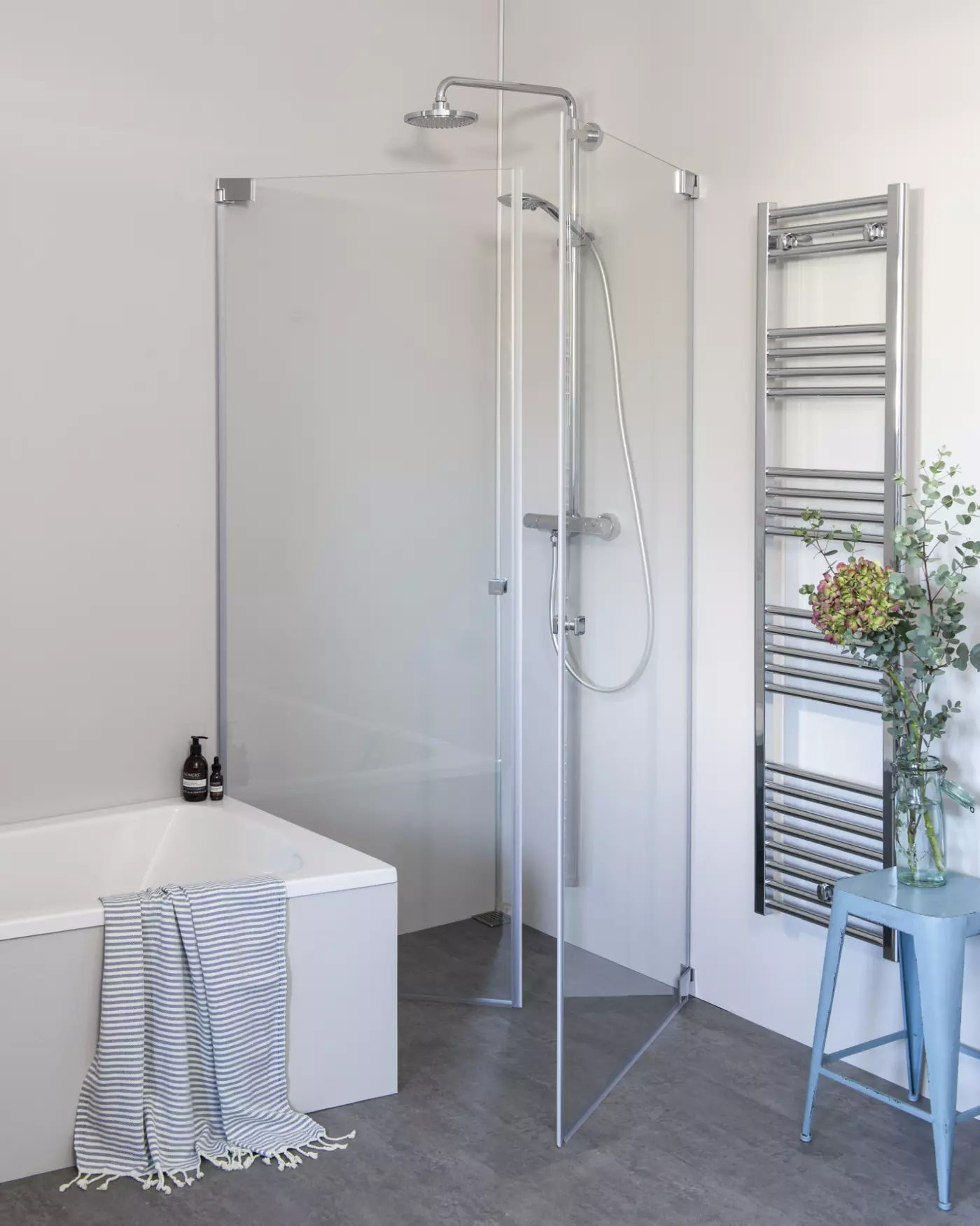 Eck Duschkabine neben Badewanne, 2 Pendeltüren an Wand