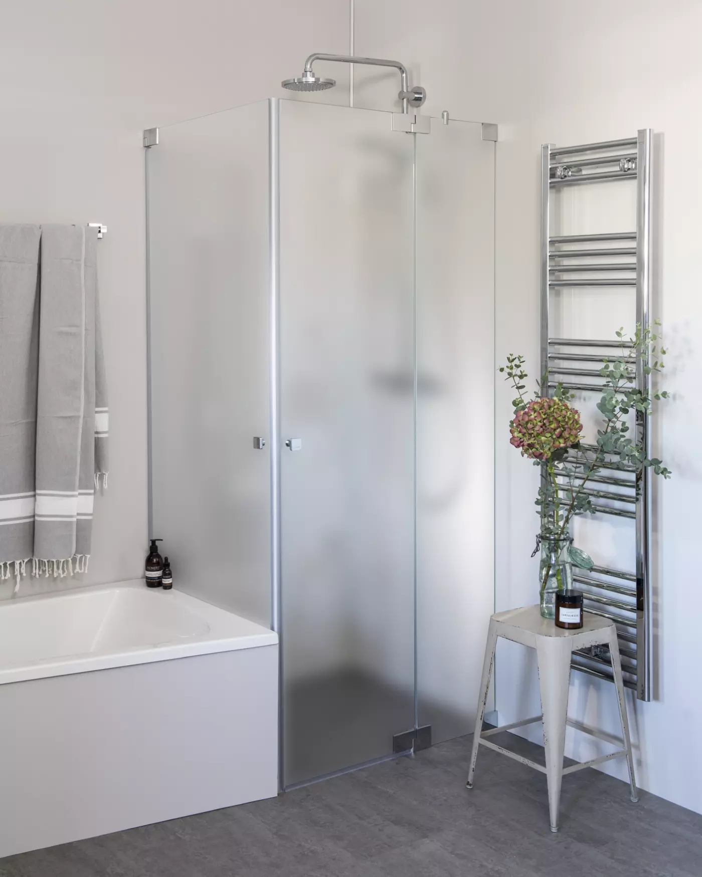 Eck Duschkabine neben Badewanne mit 2 Pendeltüren nach Maß