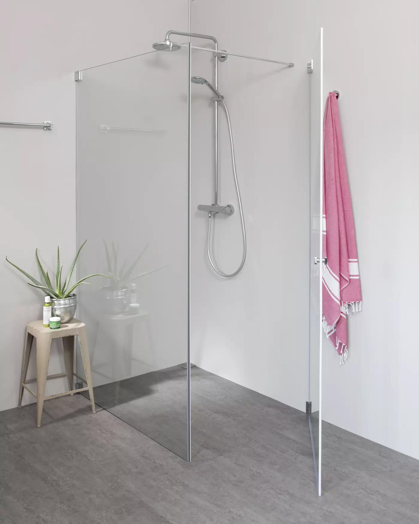 Eck Duschkabine 120x75 Pendeltür voll öffnend und Festwand & Duschwanne