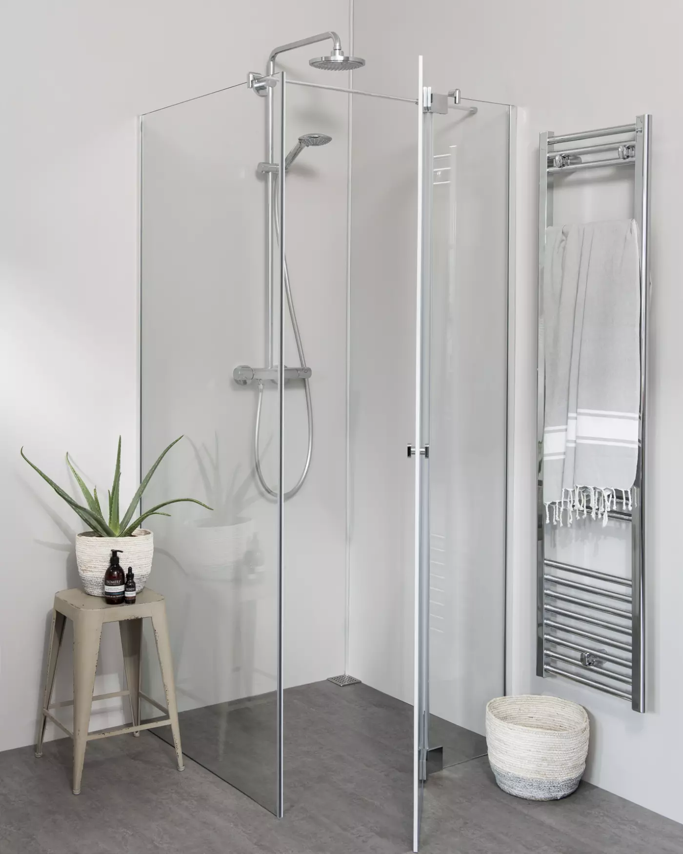 Teilgerahmte Eckdusche mit Pendeltür und Festwand