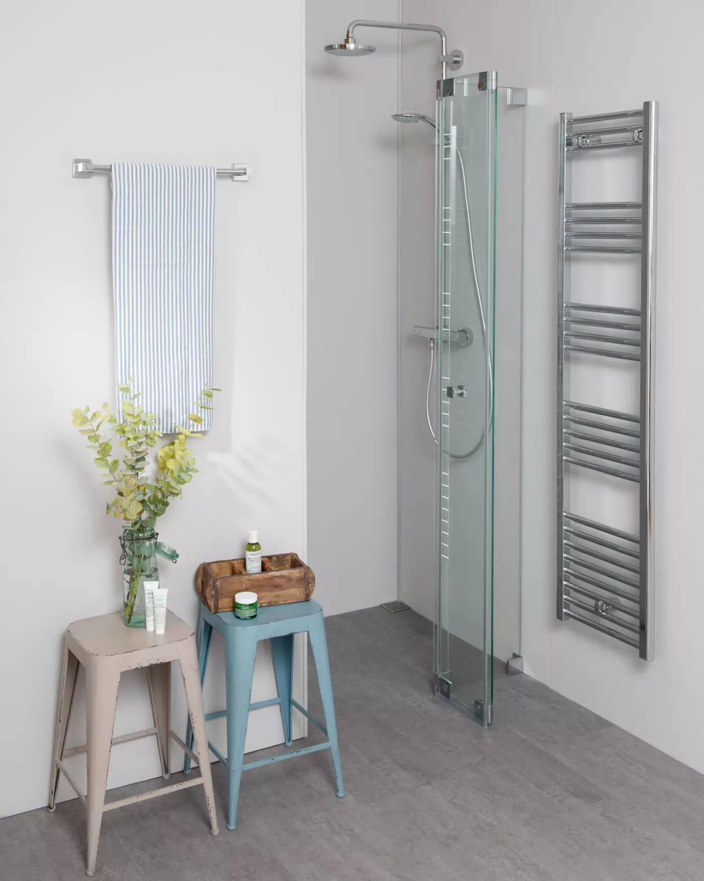 Nischendusche mit Falttür an Wand nach Maß