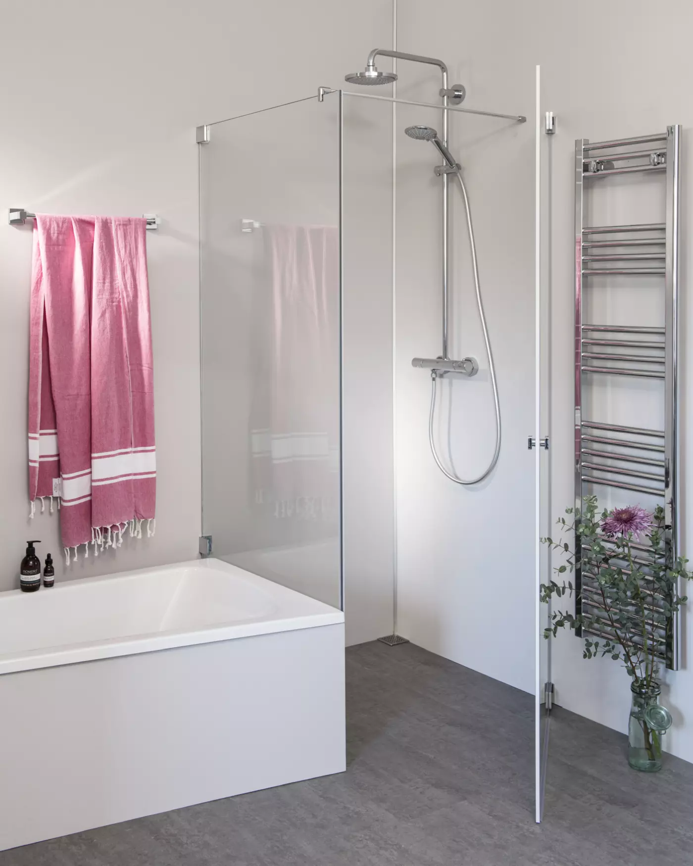 Eck Duschkabine neben Badewanne mit Festwand verkürzt & Pendeltür, Maßanfertigung