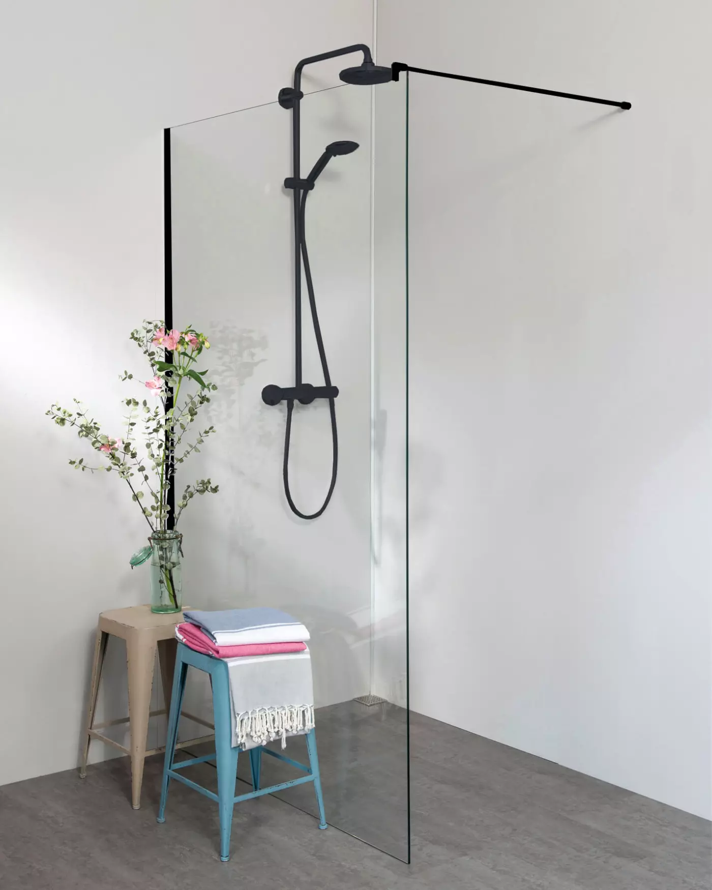 Begehbare Dusche: Duschwand mit Klemm Wandanschlussprofil