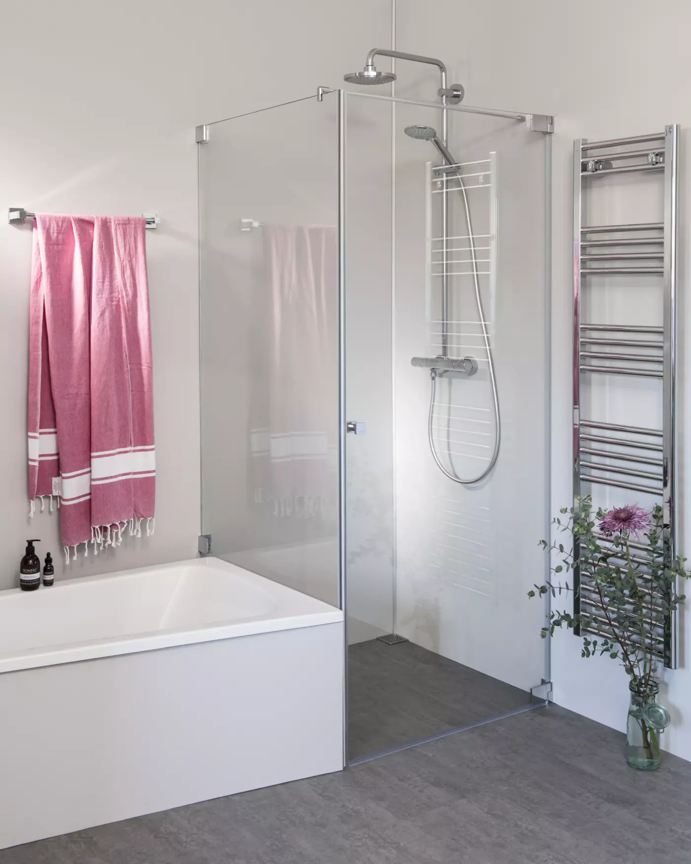 Eck Duschkabine neben Badewanne mit Festwand verkürzt & Pendeltür, Maßanfertigung
