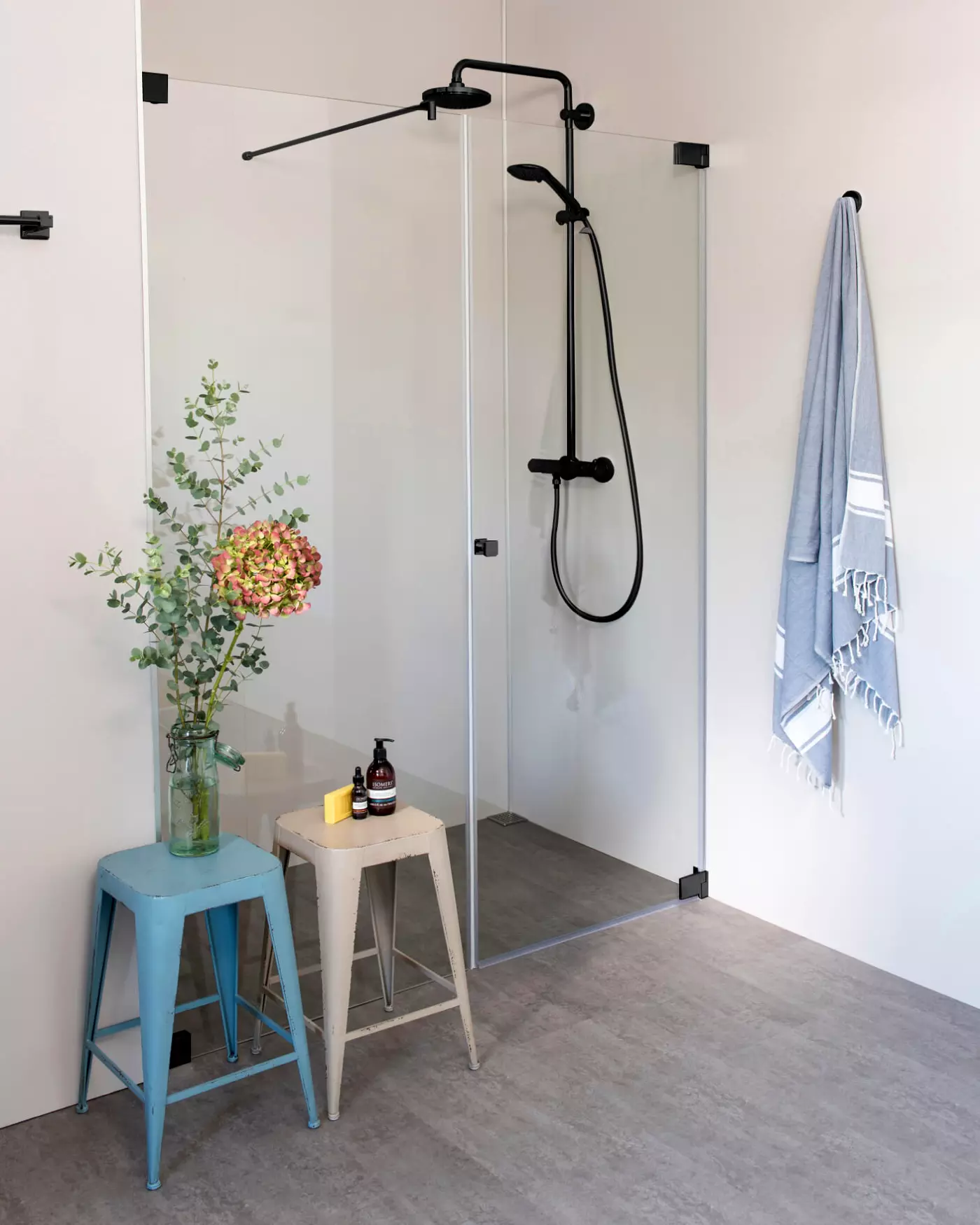 Nischendusche mit Pendeltür an Wand und zusätzlicher Festwand