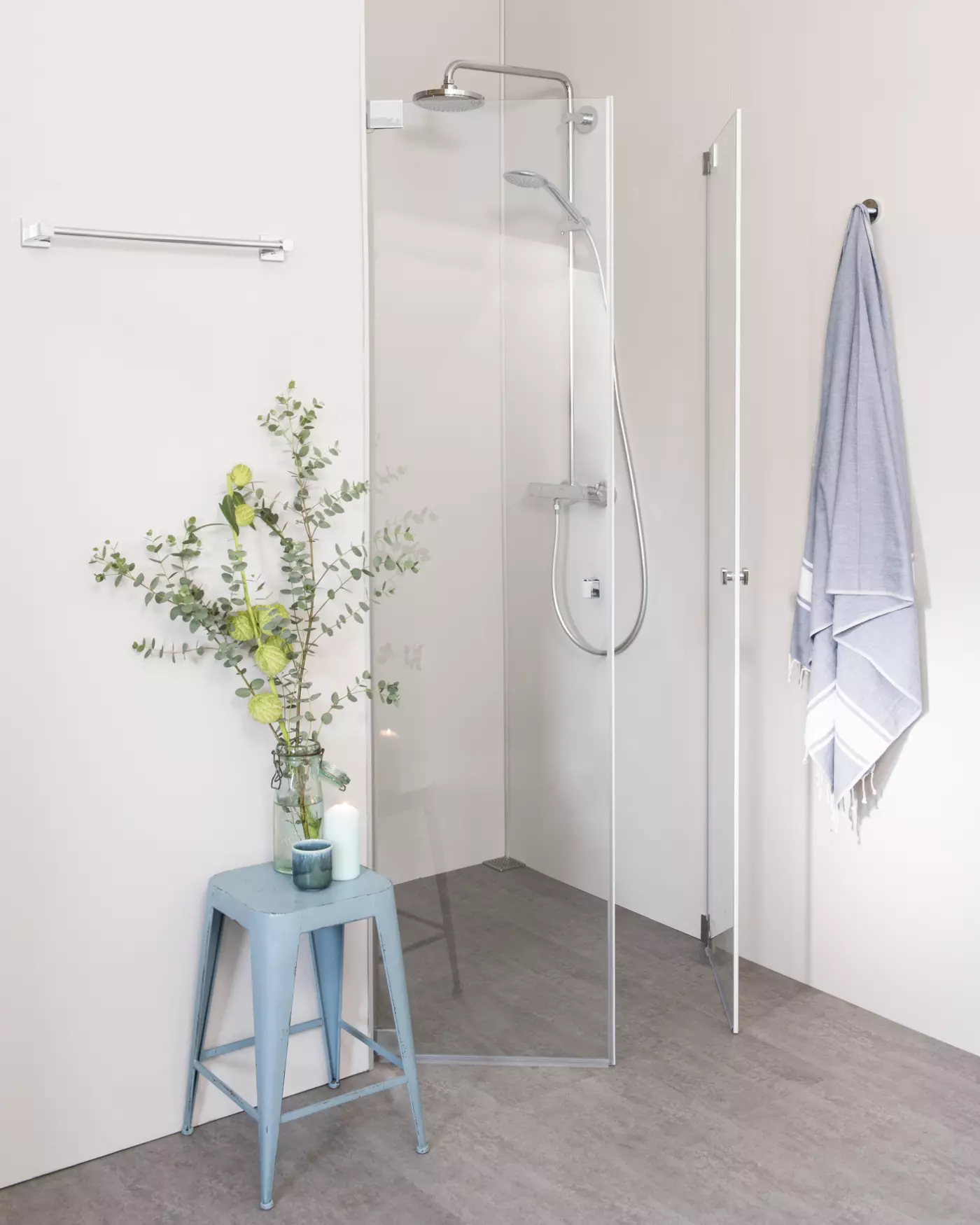 Nischendusche mit Doppelpendeltür an Wand nach Maß