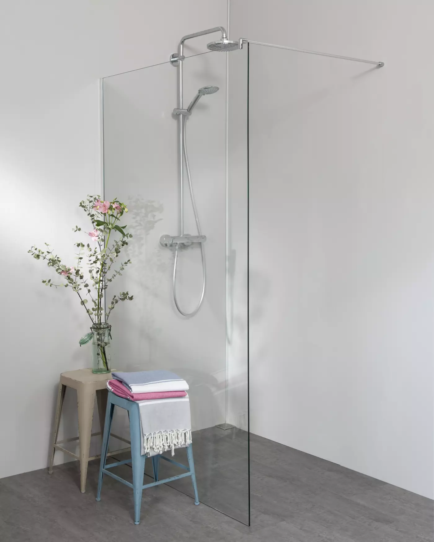 Begehbare Dusche: Duschwand mit Klemm Wandanschlussprofil