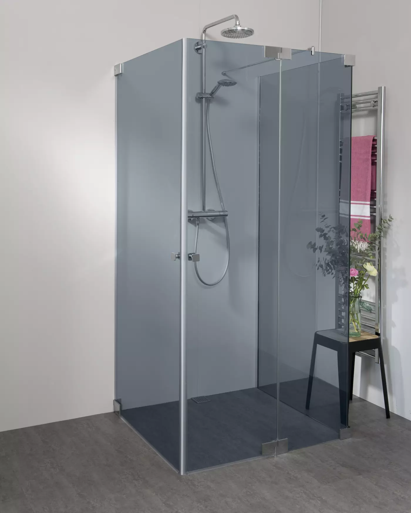 Duschkabine U Form neben Badewanne mit 2 Pendeltüren & Festwand nach Maß