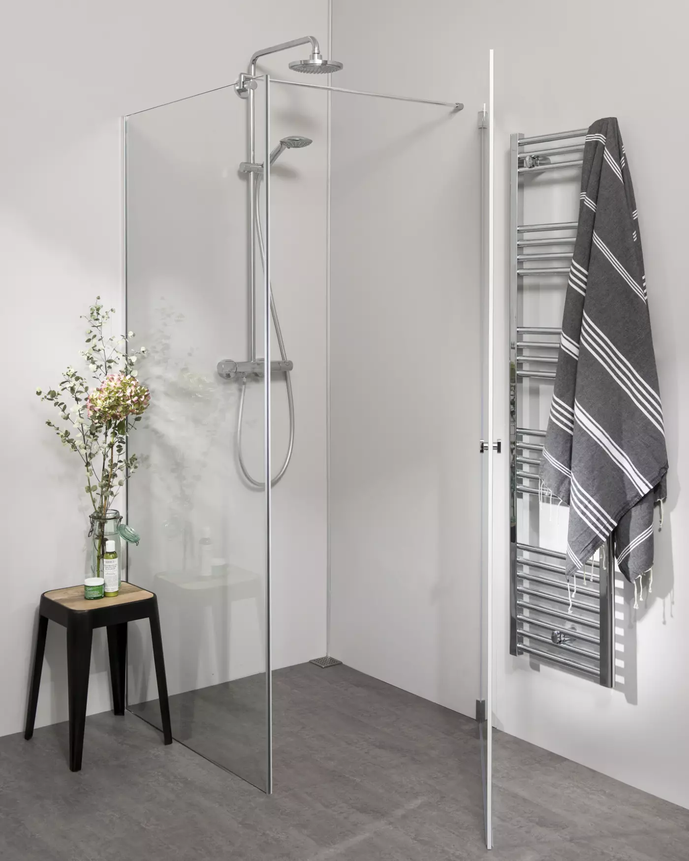 Teilgerahmte Eckdusche 100x100 mit Pendeltür an Wand und Festwand & Duschwanne