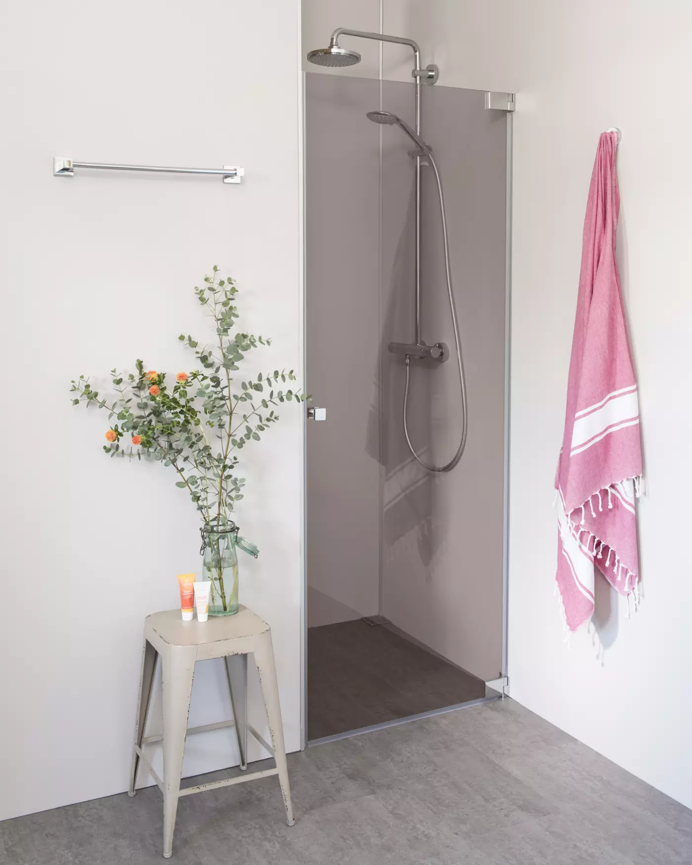 Nischendusche mit Pendeltür an Wand nach Maß