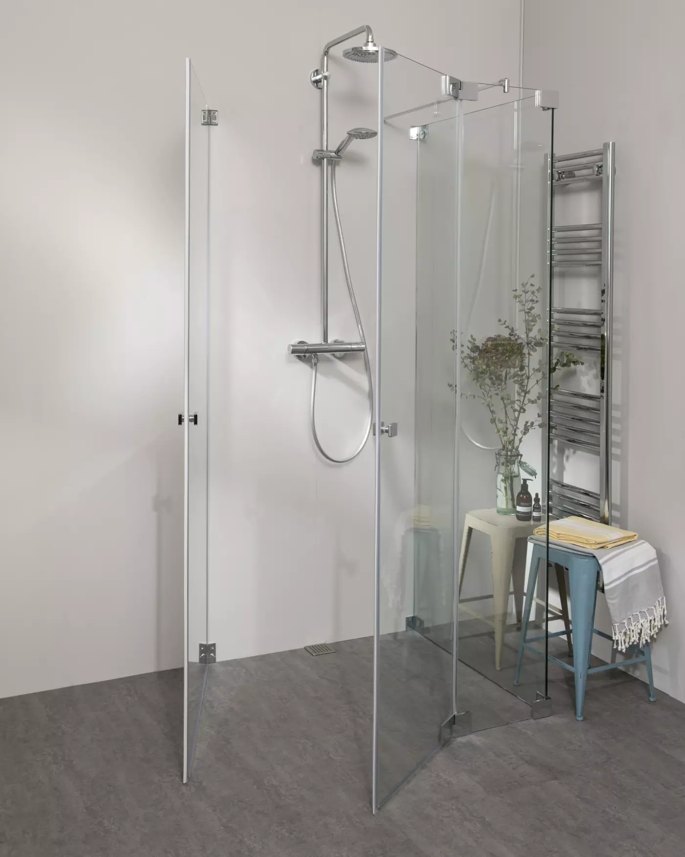 Duschkabine U Form neben Badewanne mit 2 Pendeltüren & Festwand, Sondermaße