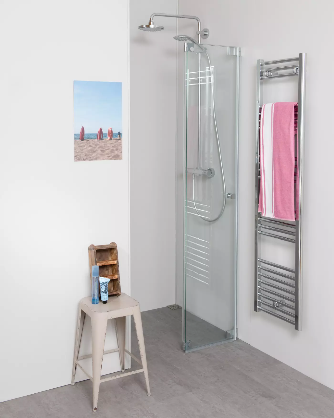 Nischendusche mit Pendeltür an Wand
