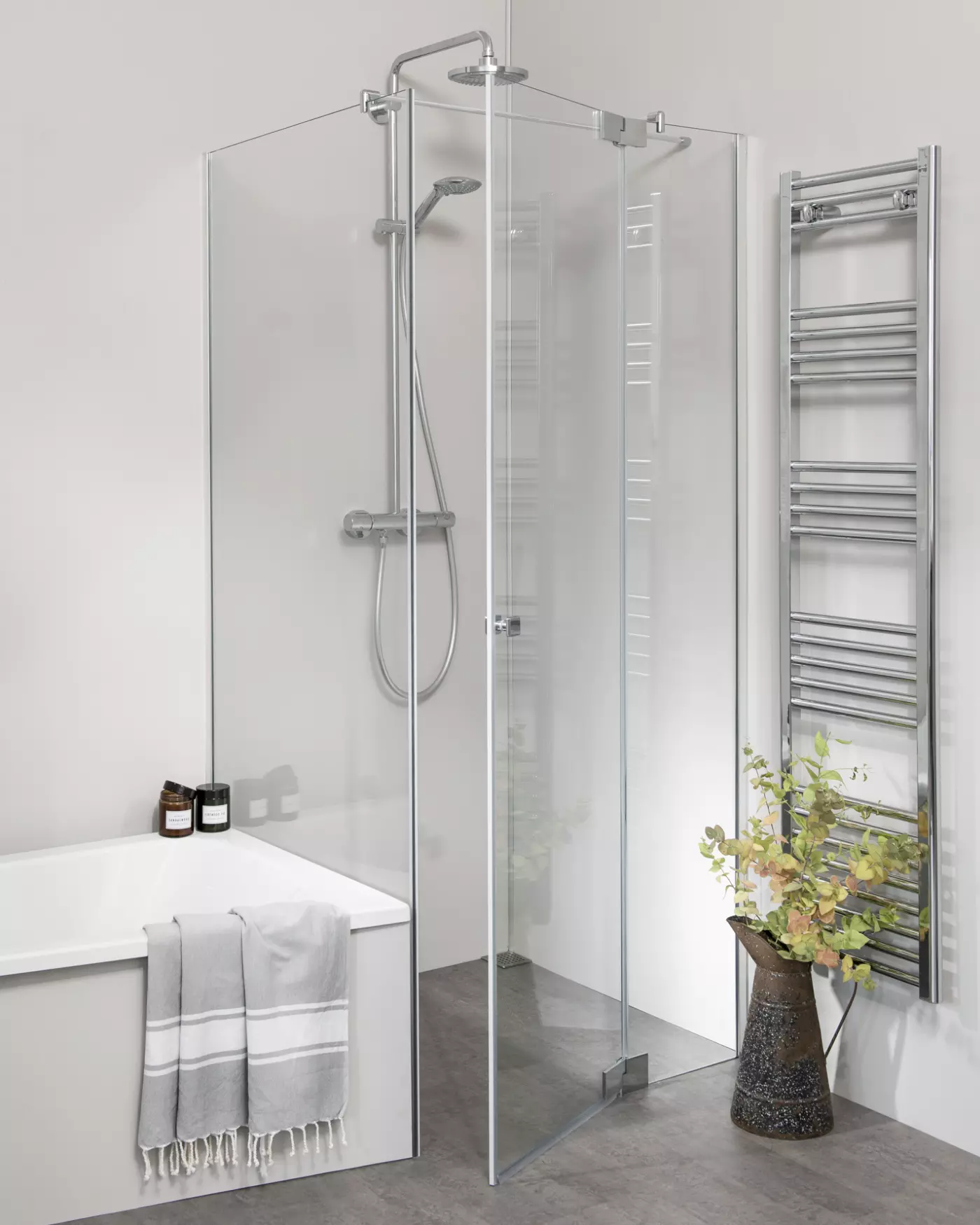 Teilgerahmte Eck Duschkabine mit verkürzter Seitenwand neben Badewanne und Pendeltür