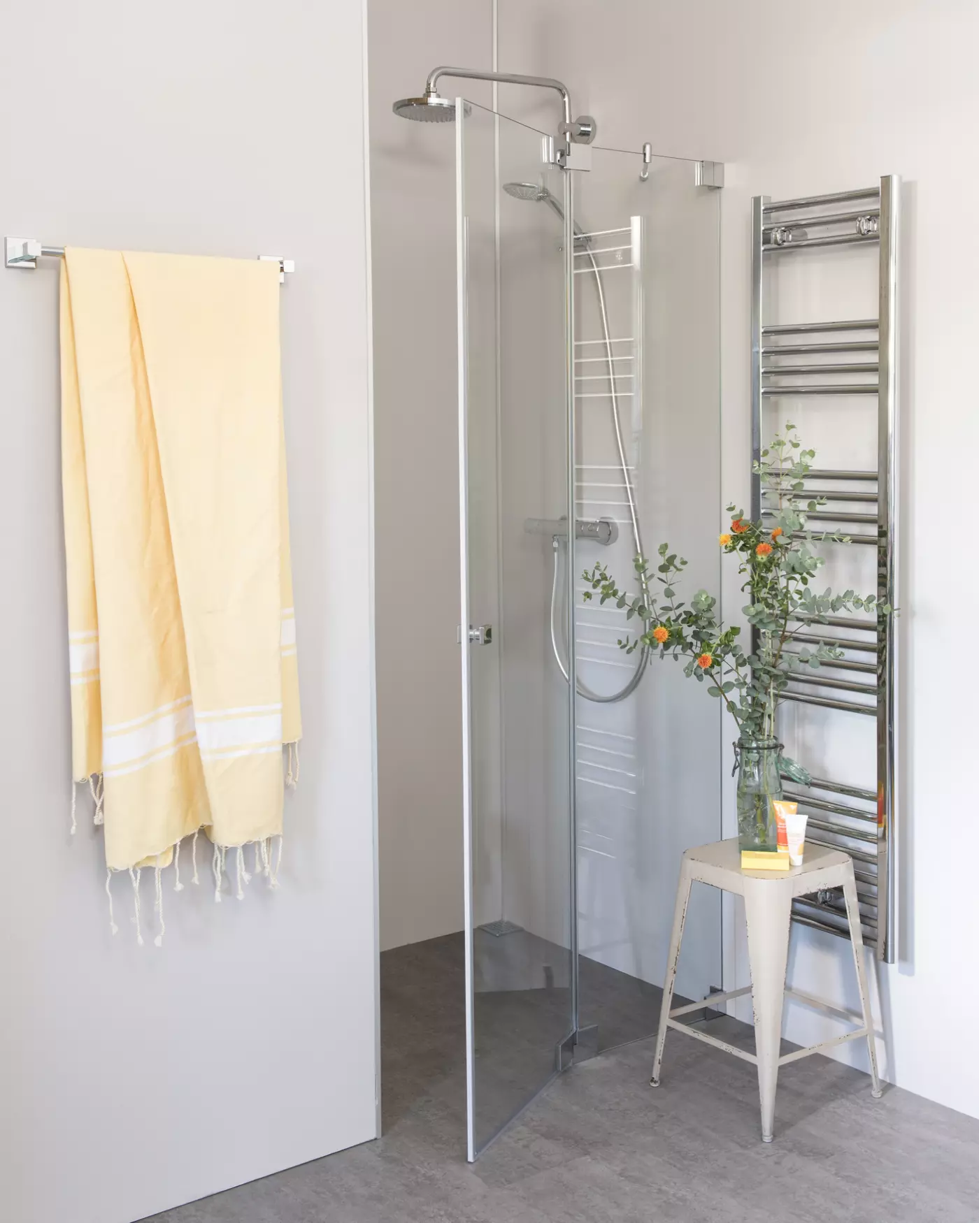 Nischendusche mit Pendeltür
