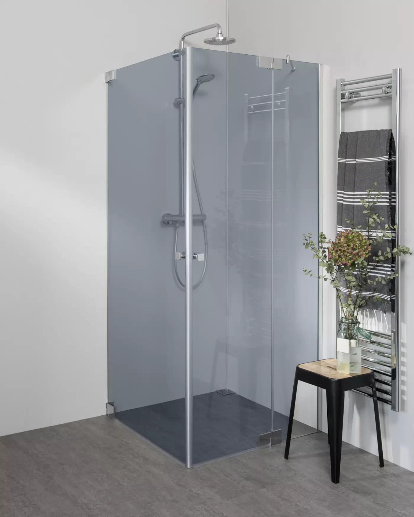 Teilgerahmte Eck Duschkabine neben Badewanne mit 2 Pendeltüren nach Maß