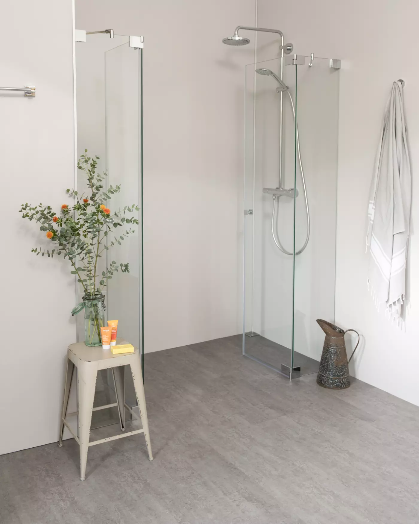 Nischendusche mit Pendeltür an Wand Sondermaße