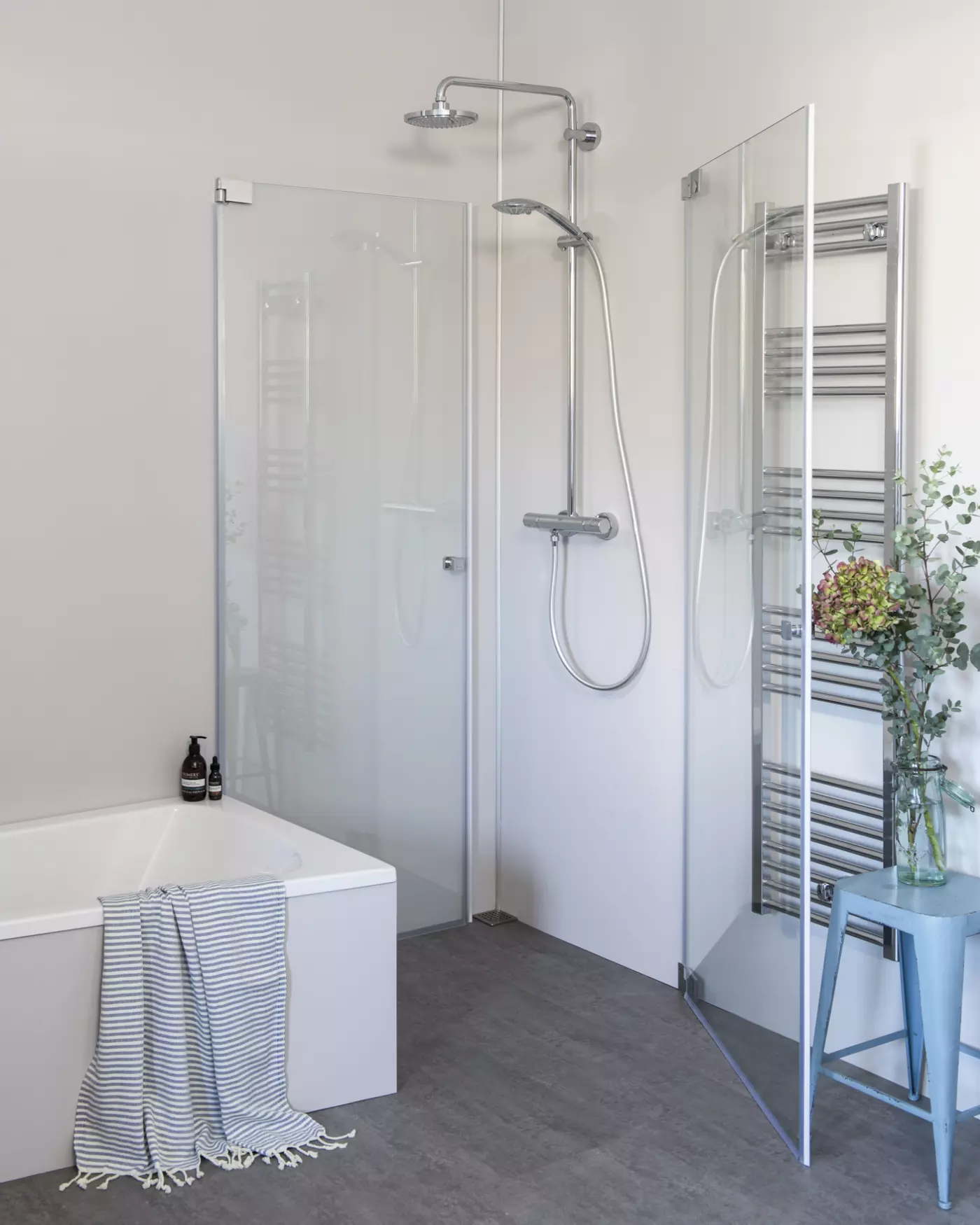 Eck Duschkabine neben Badewanne, 2 Pendeltüren an Wand