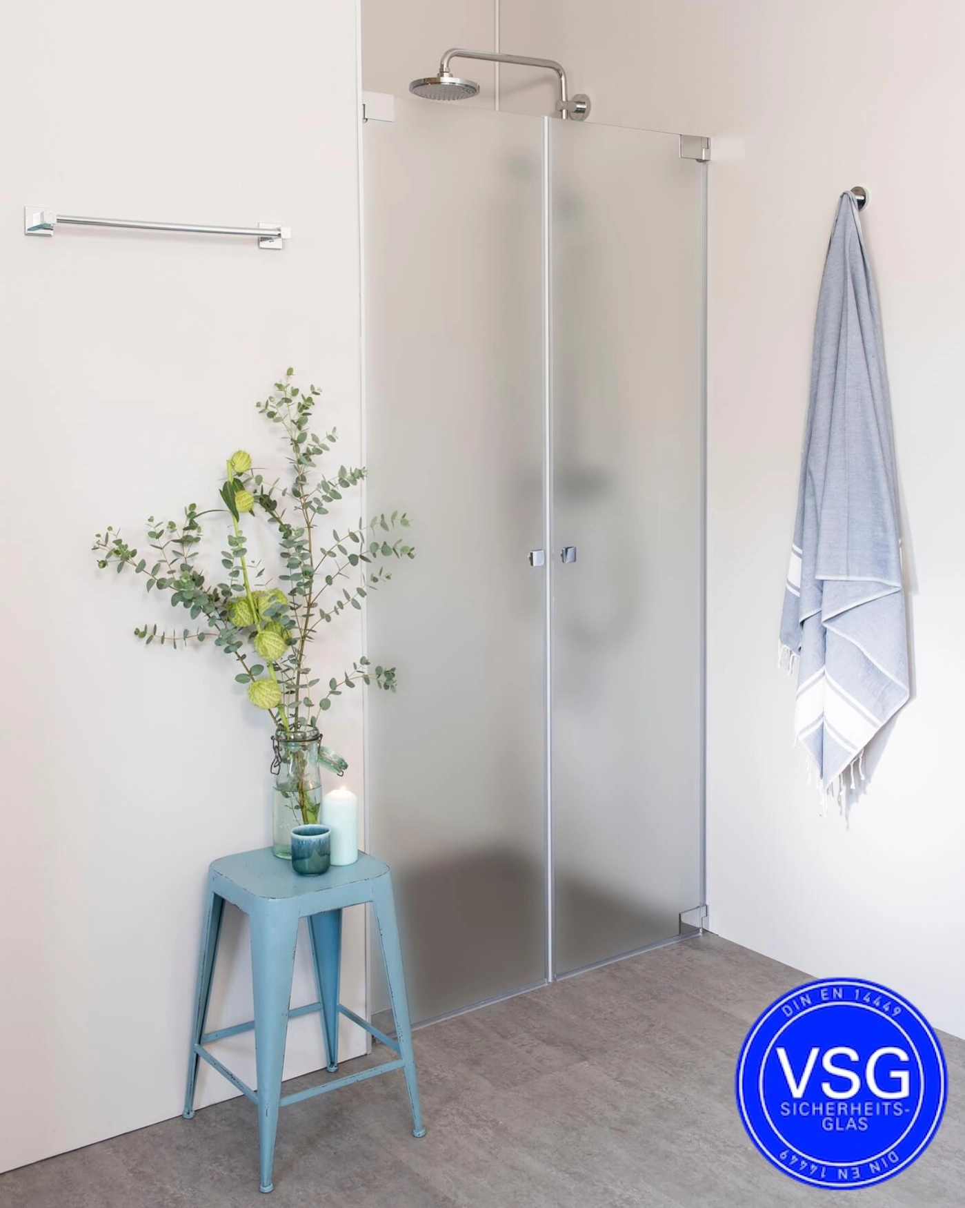 VSG Nischendusche mit Doppelpendeltür an Wand nach Maß