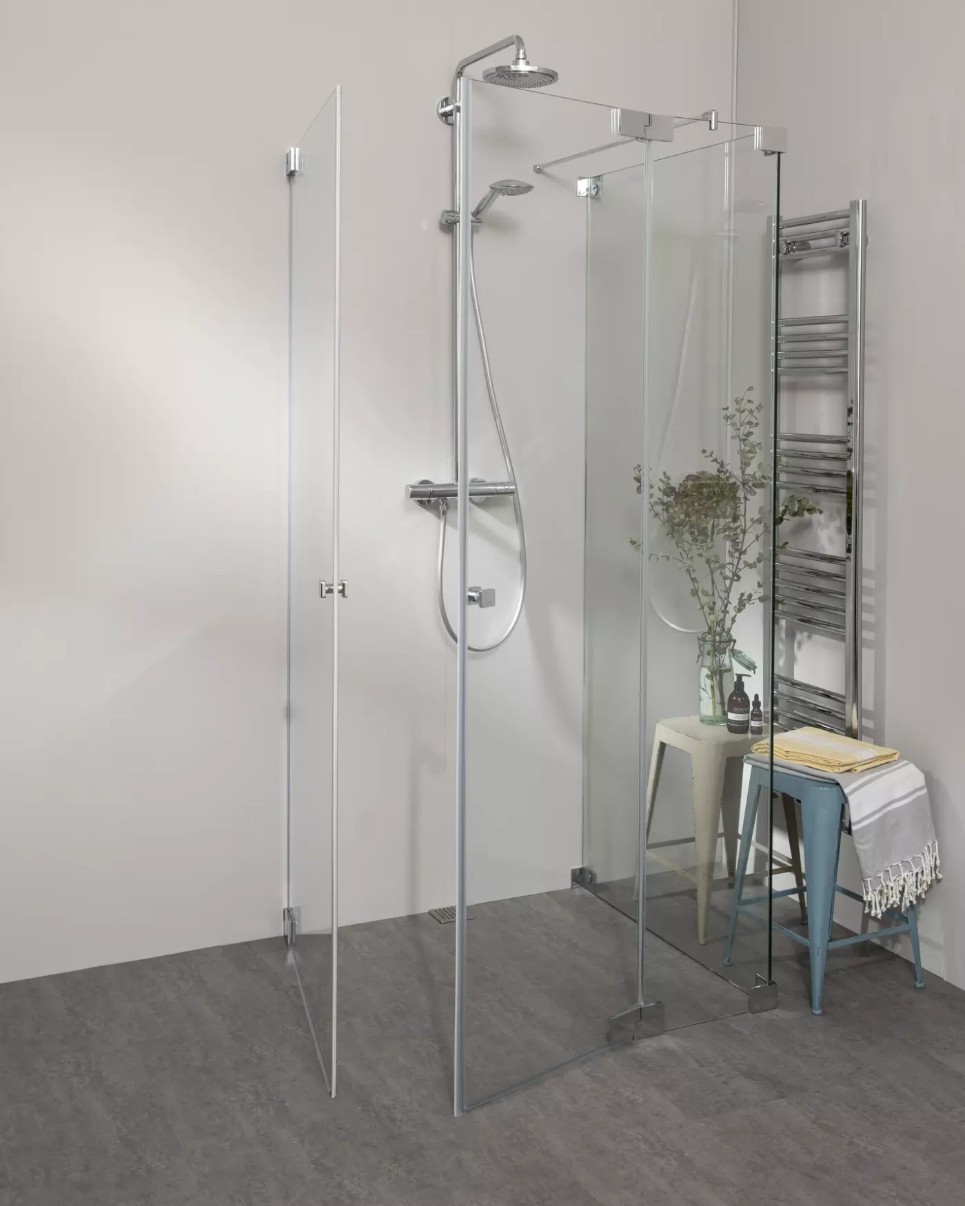 Duschkabine U Form neben Badewanne mit 2 Pendeltüren & Festwand, Sondermaße