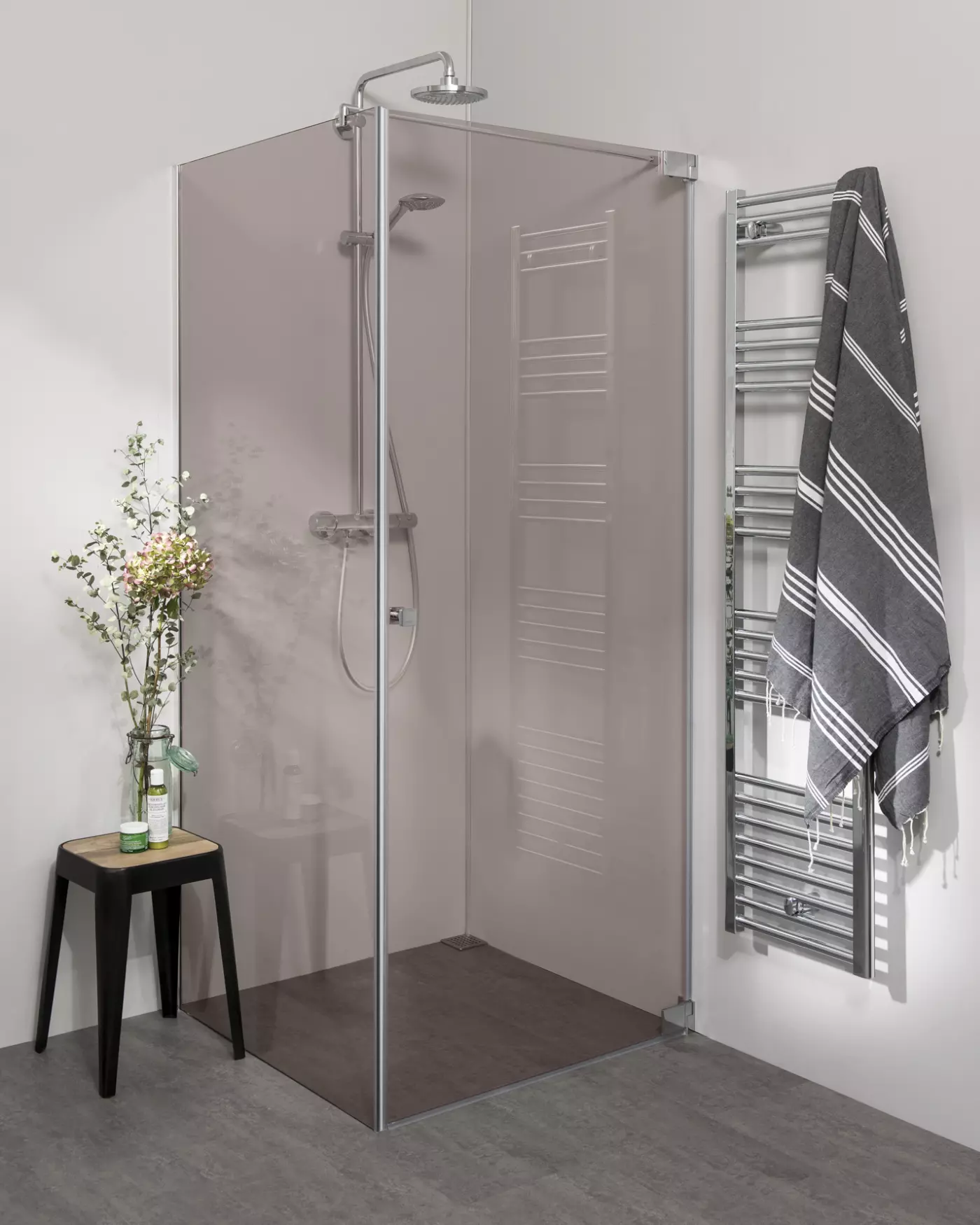 Teilgerahmte Eckdusche nach Maß mit Pendeltür an Wand und Festwand