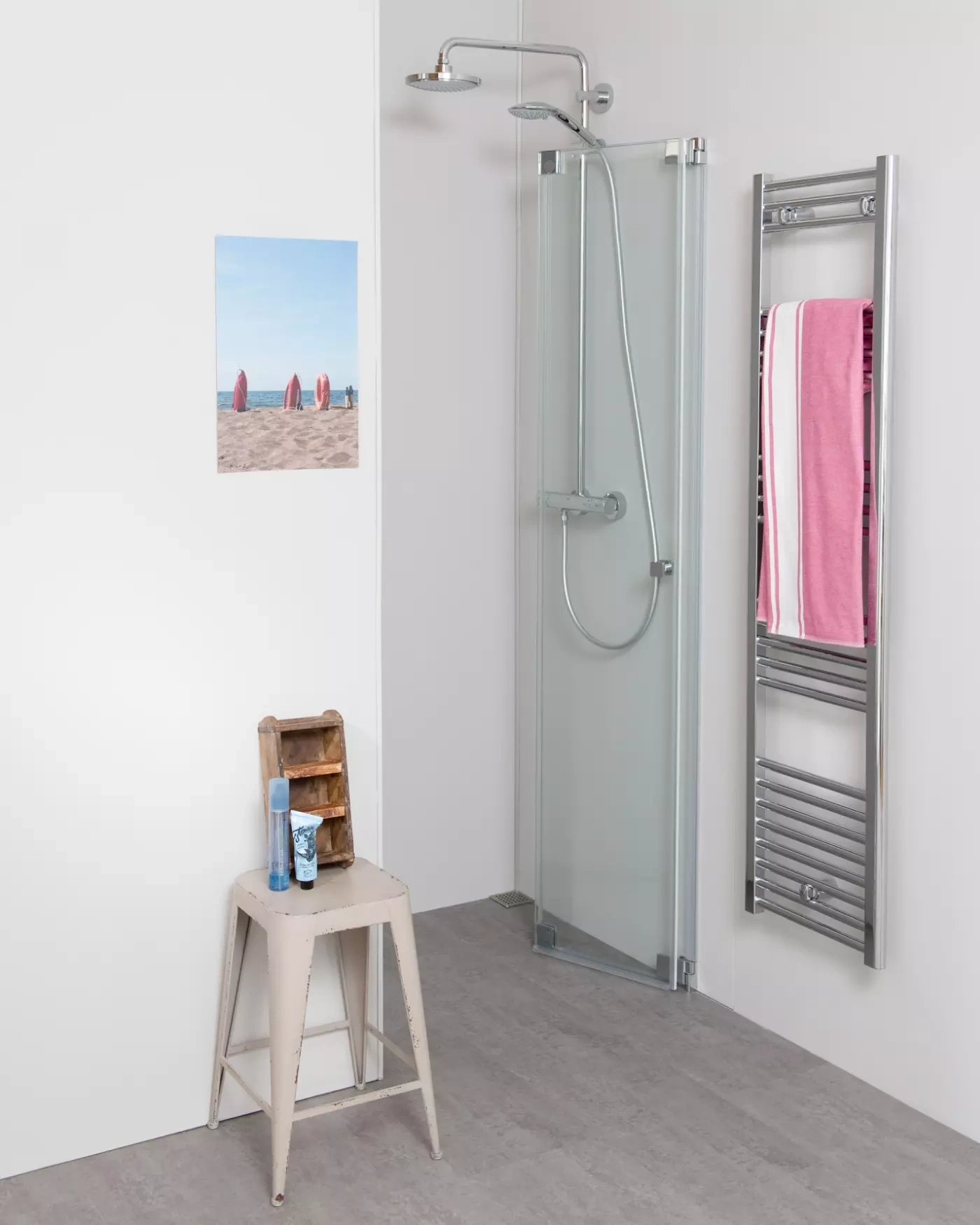 Nischendusche mit Pendeltür an Wand