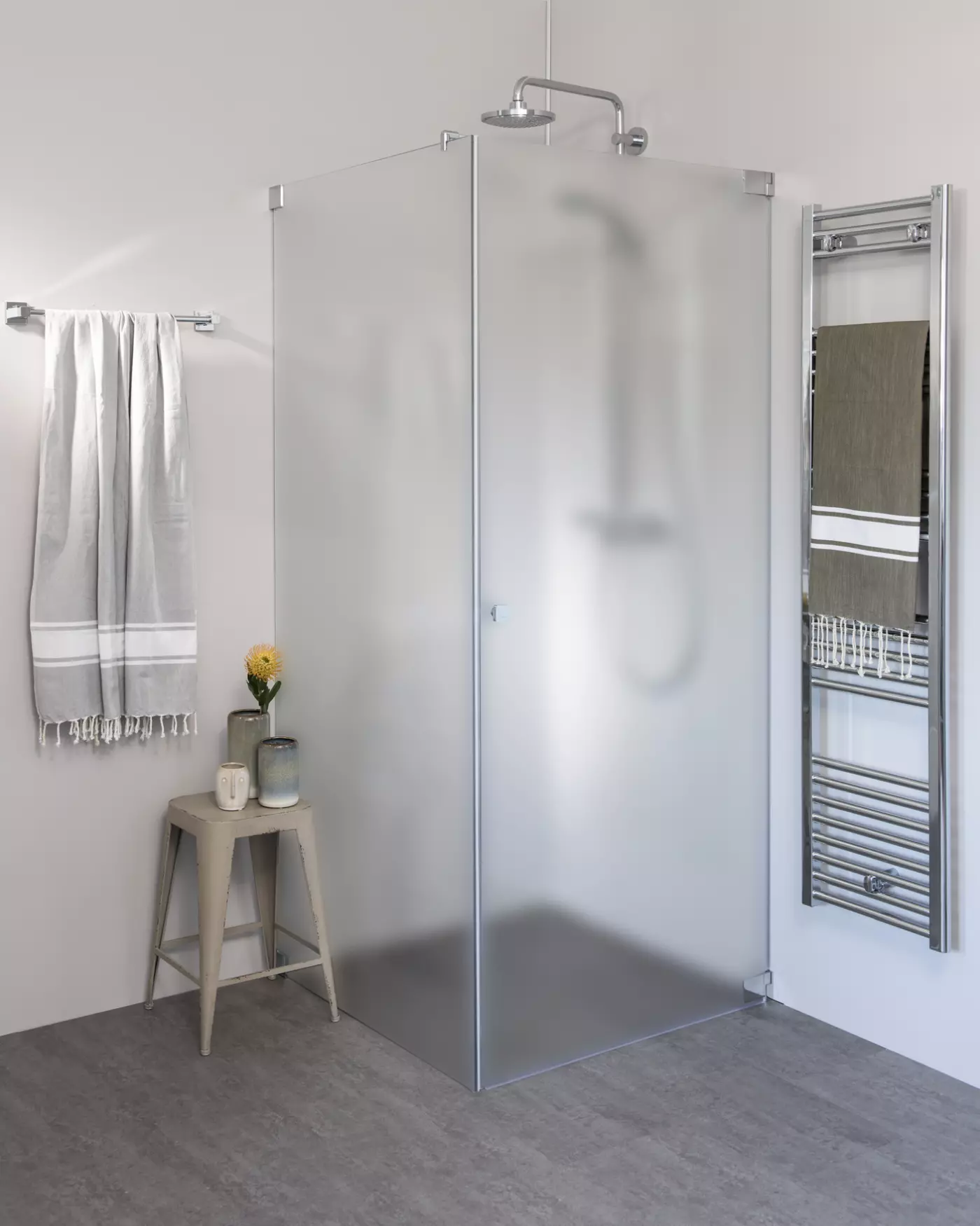 Eck Duschkabine mit Pendeltüre an Wand und Seitenwand nach Maß