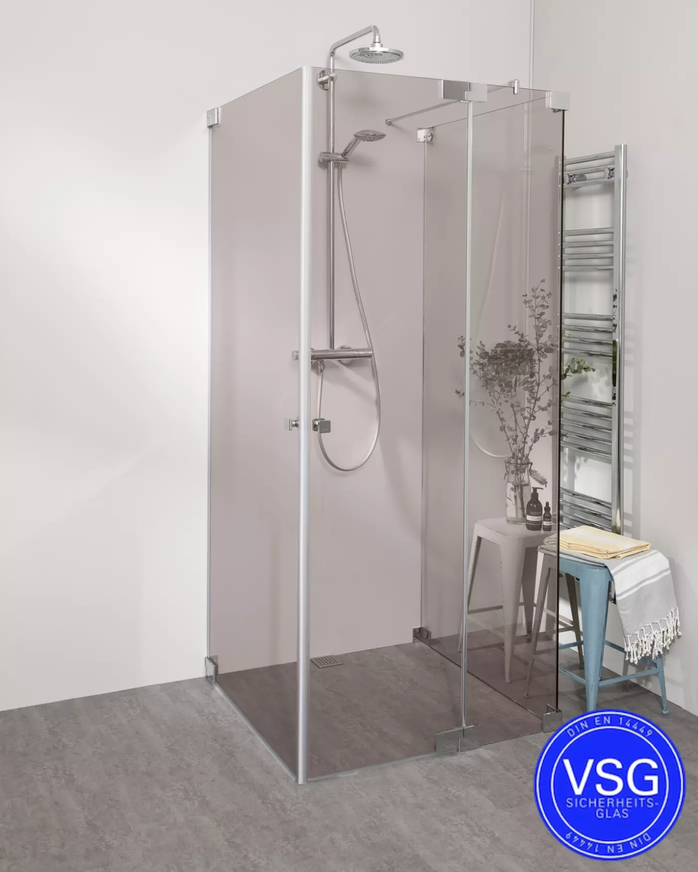 VSG Duschkabine U Form neben Badewanne mit 2 Pendeltüren & Festwand nach Maß