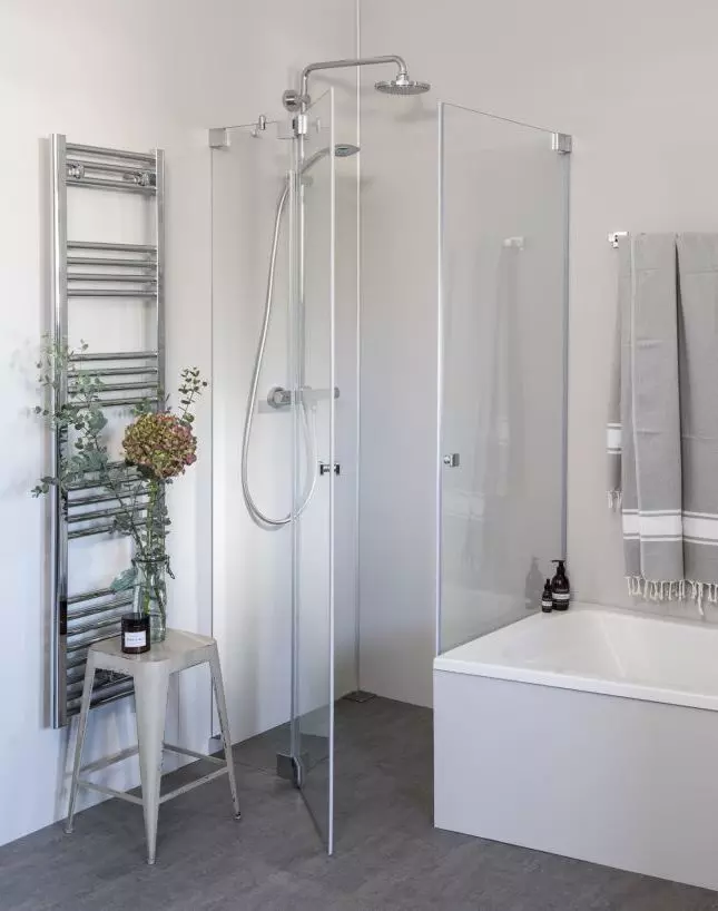 Eck Duschkabine neben Badewanne mit 2 Pendeltüren nach Maß