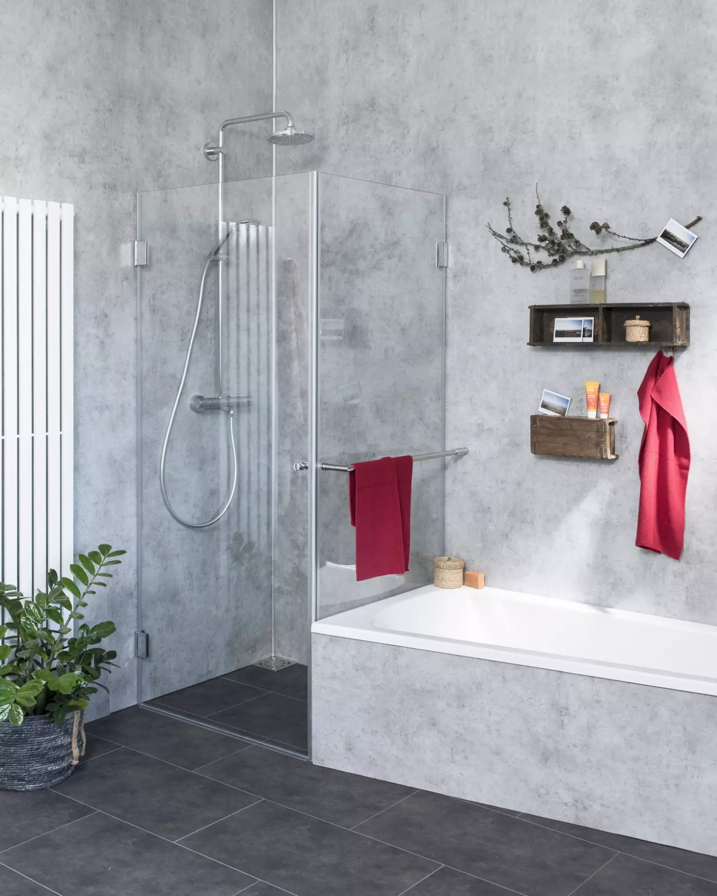 Eckdusche neben Badewanne mit Festwand verkürzt & Tür an Wand