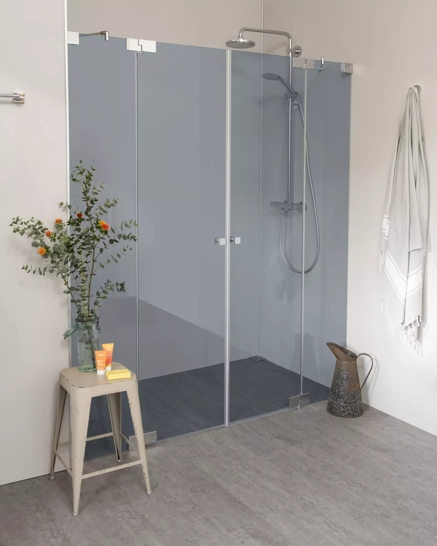 Nischendusche mit Pendeltür an Wand Sondermaße